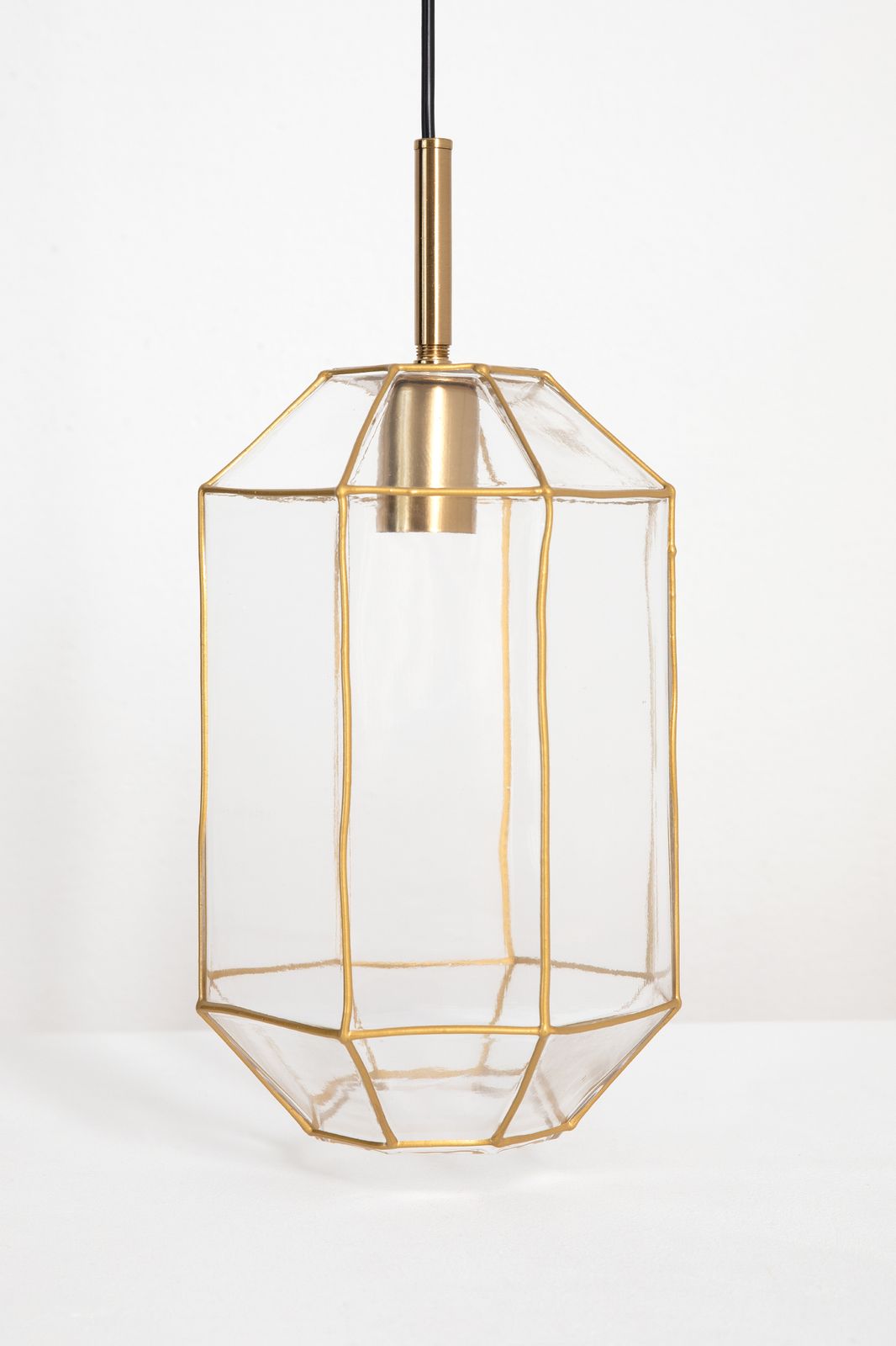 Glazen hanglamp met goudkleurige details |