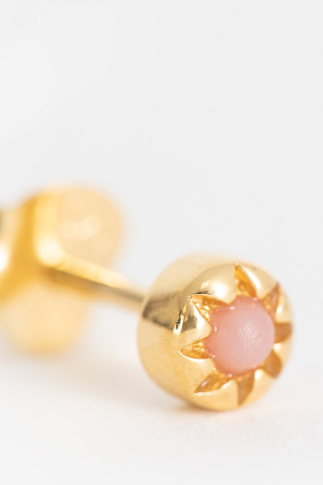 A Brend Boucle d'oreille Flori plaqué or - rose