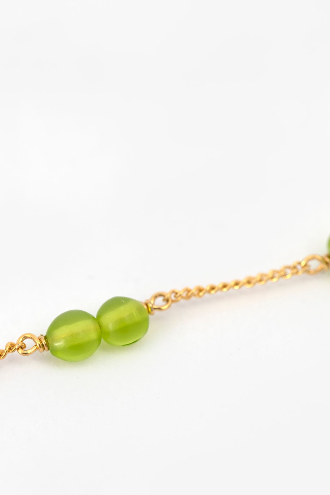A-Brend Gold-plated Armband mit grünen Steinchen