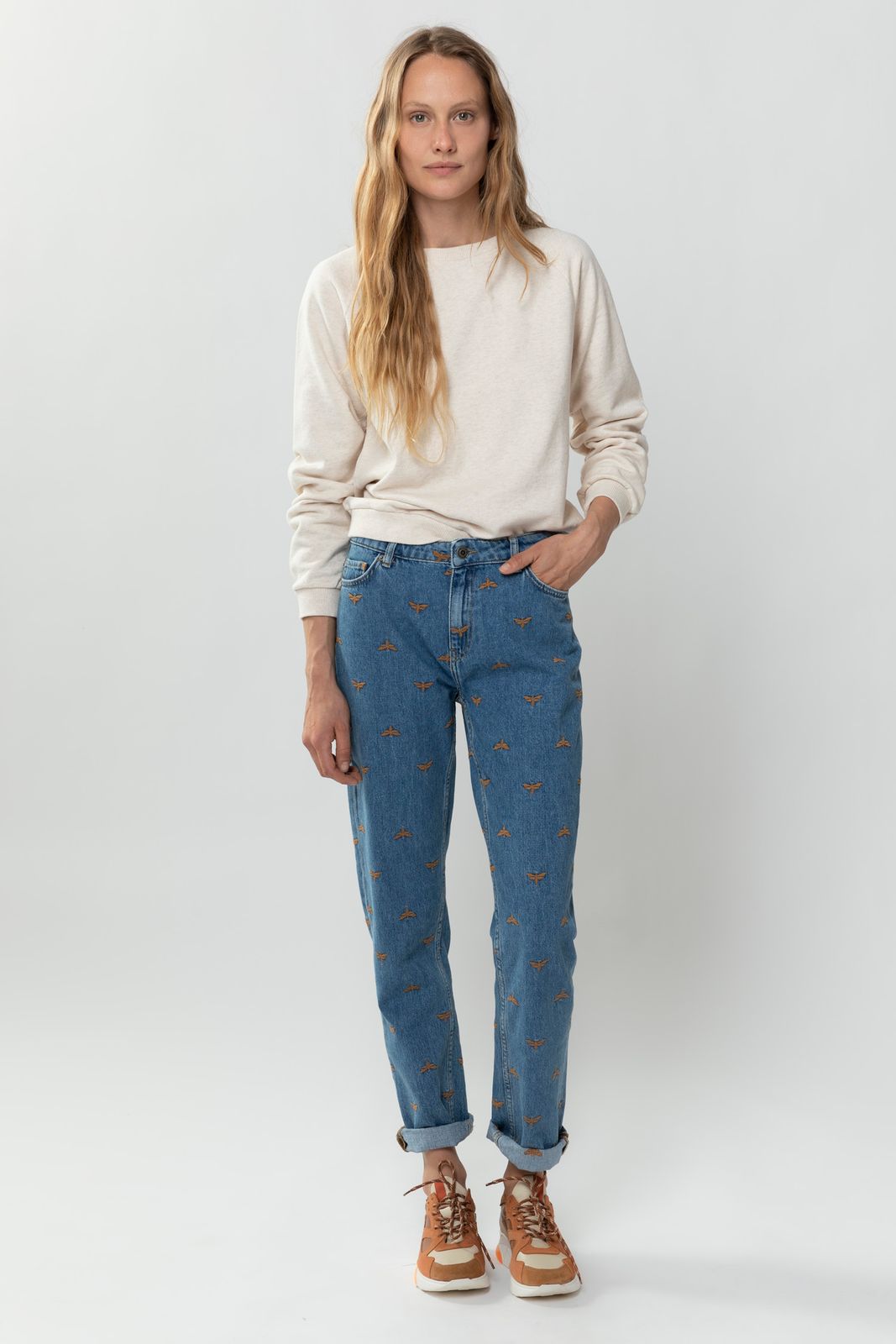Blaue Jeans mit All-over-Stickerei