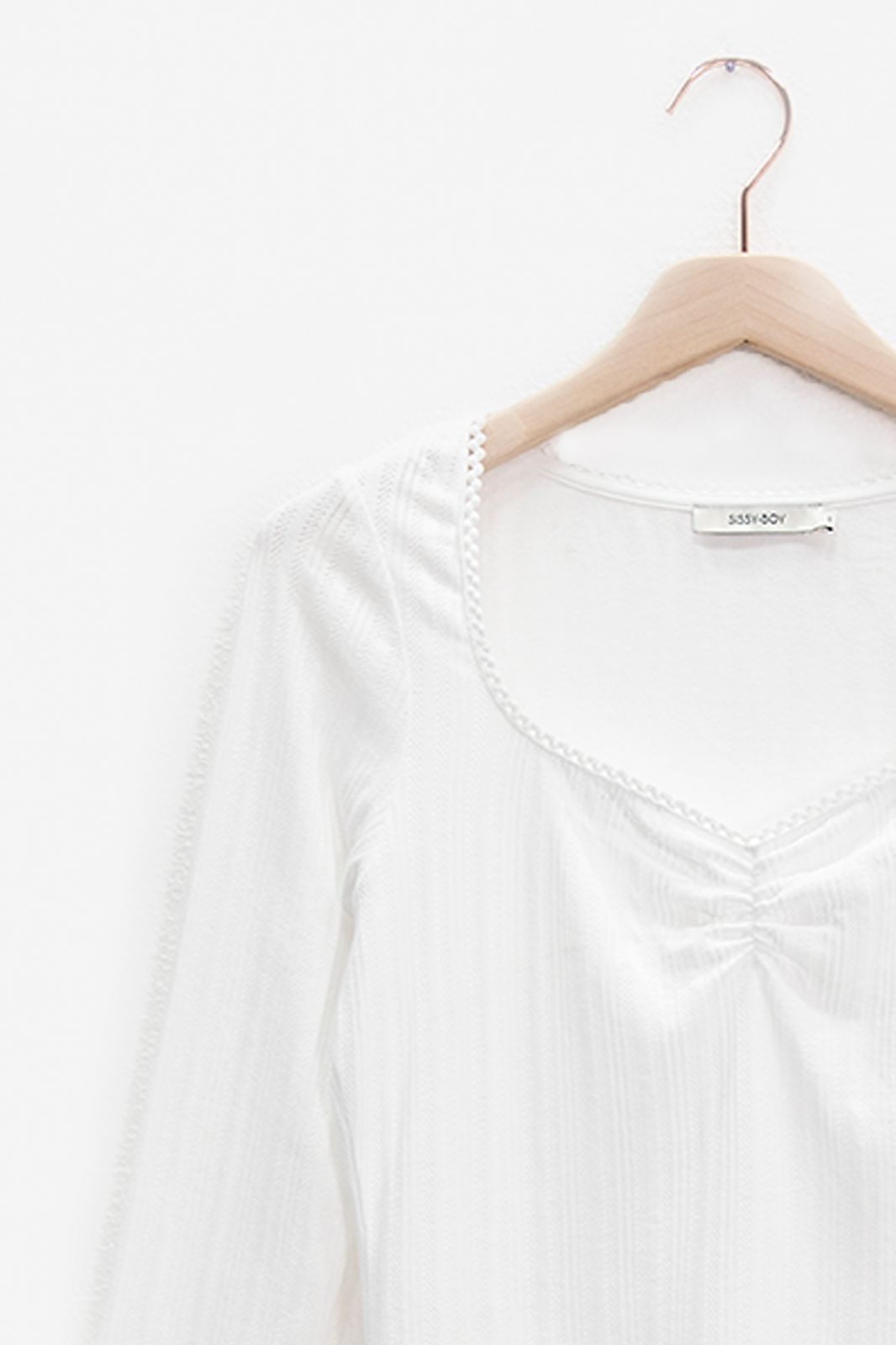 Ajour-Shirt mit Herz-Ausschnitt - weiß