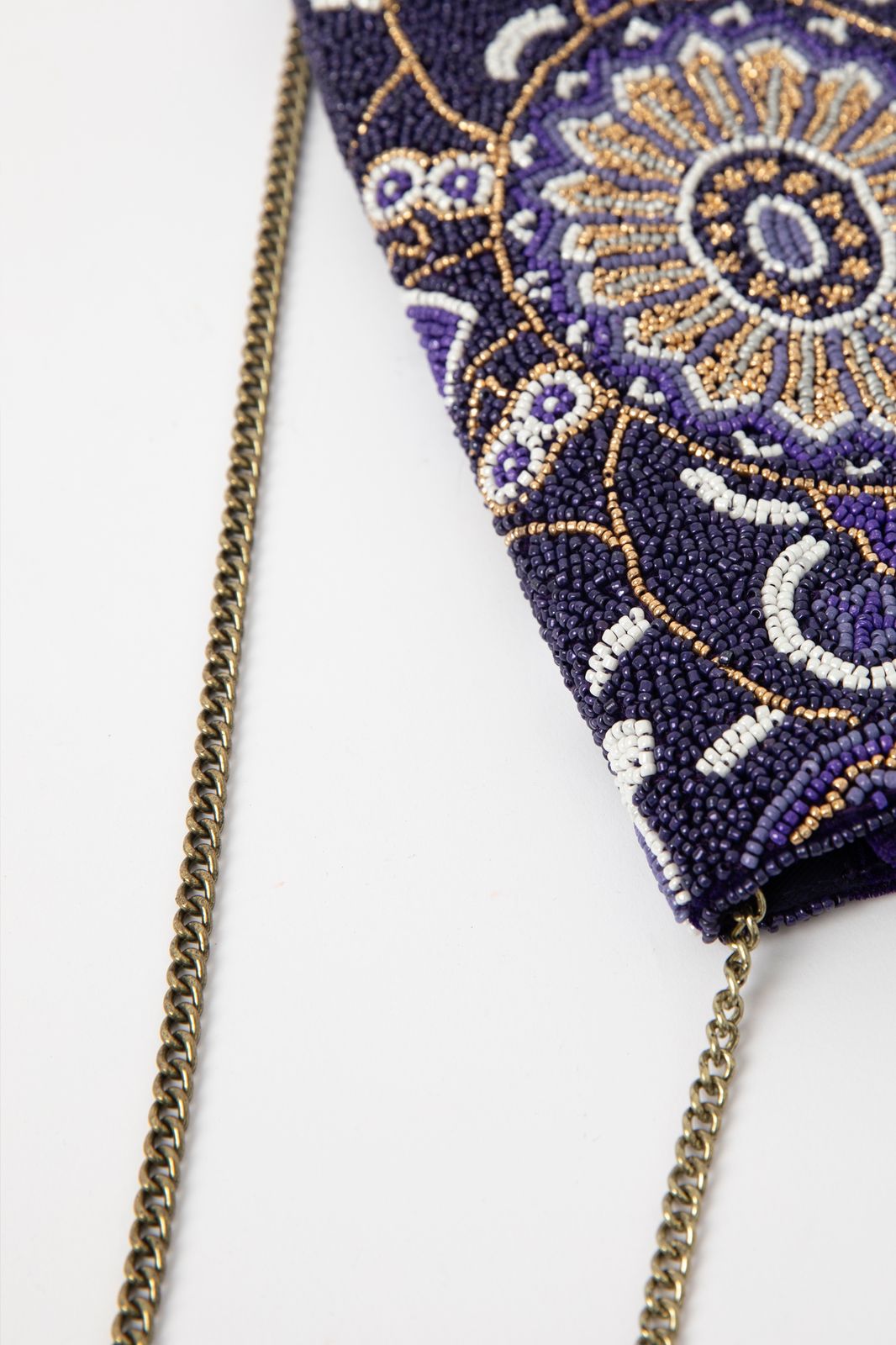 Envelop-Tasche mit Perlenstickerei - lila
