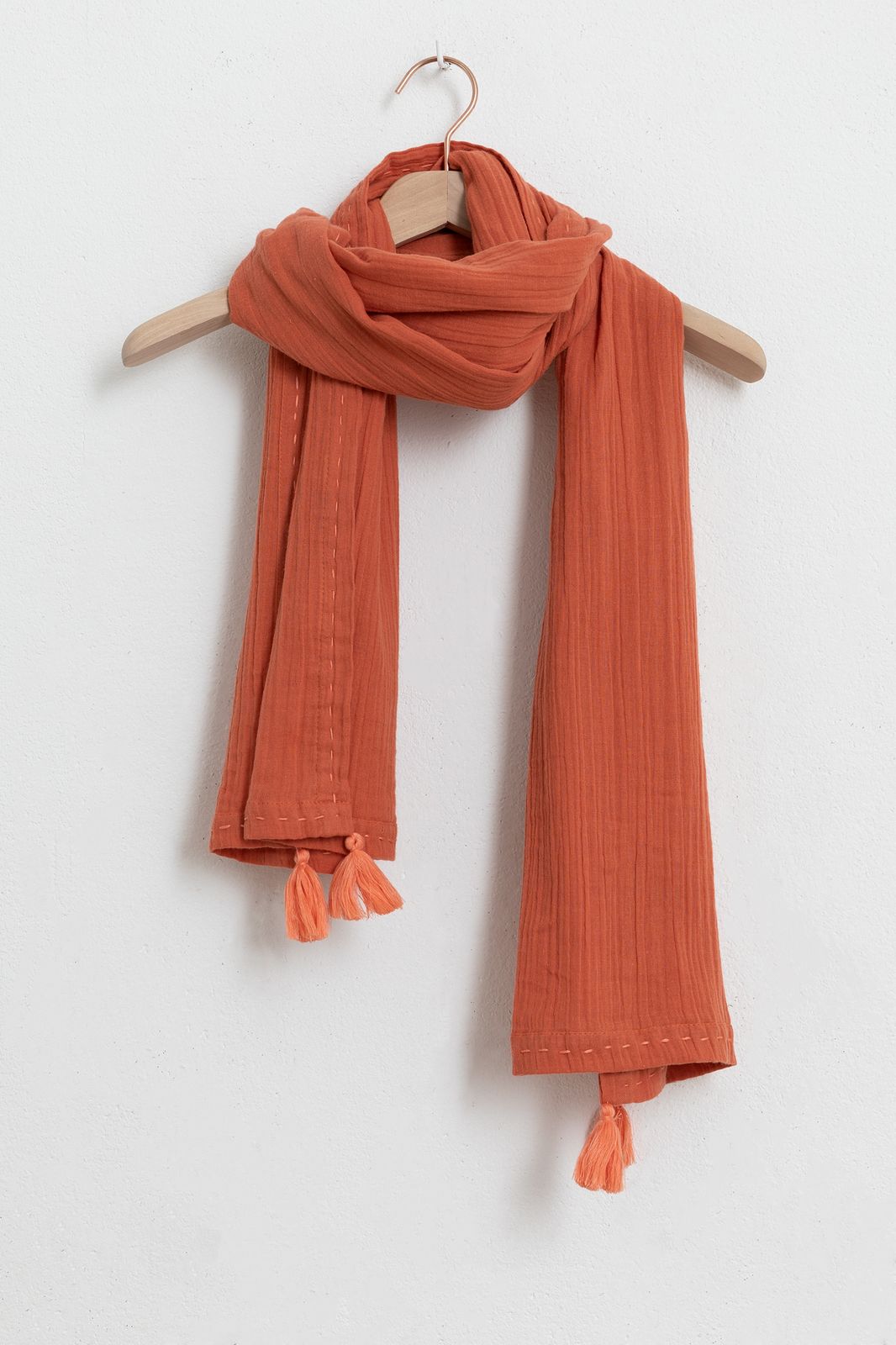 Orangefarbenes Tuch mir Quasten