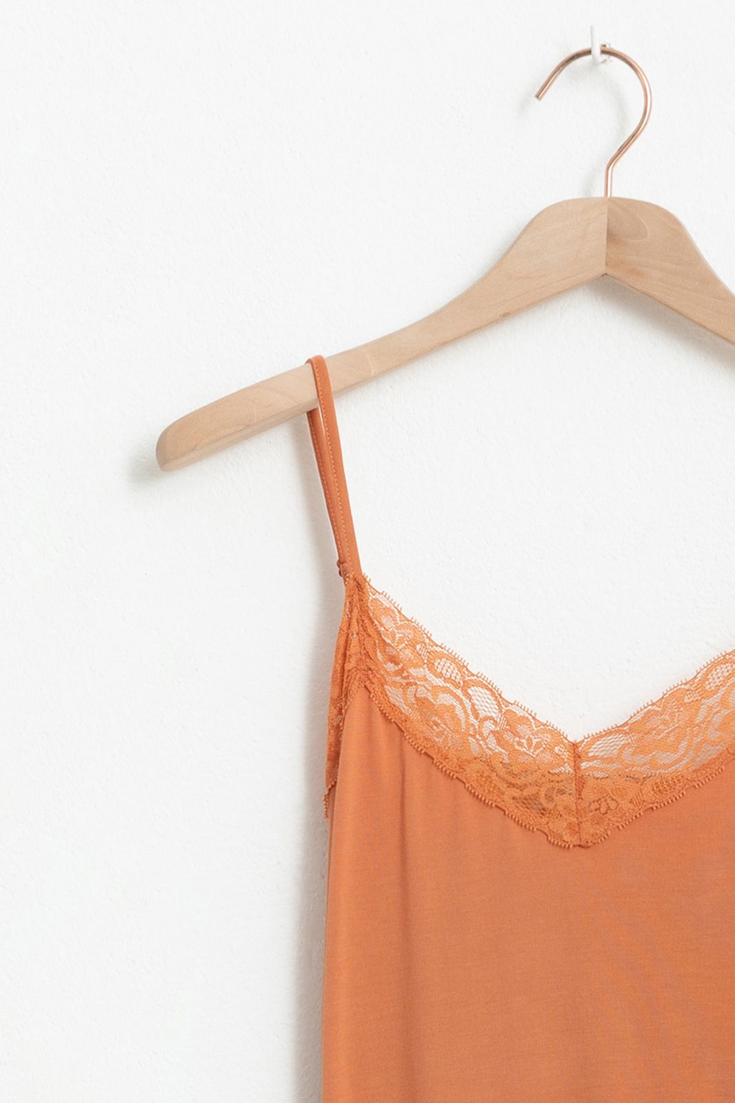 Orangefarbenes Spitzenhemd