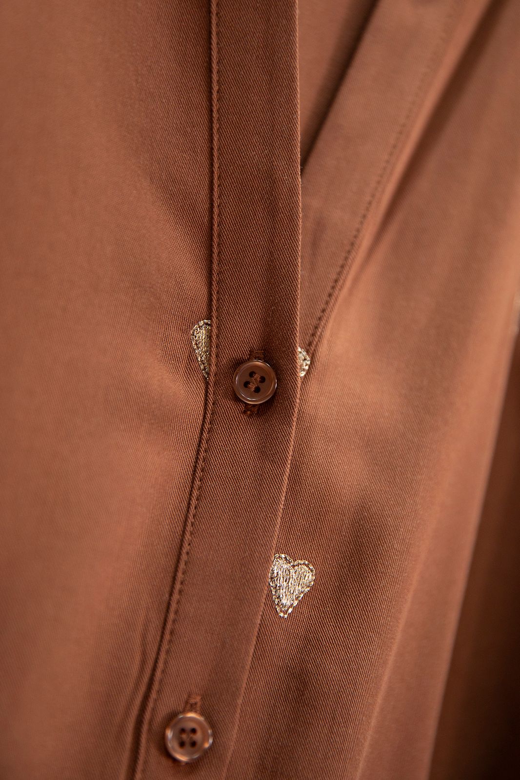 Hemdblusenkleid mit goldfarbenen Herzen - braun