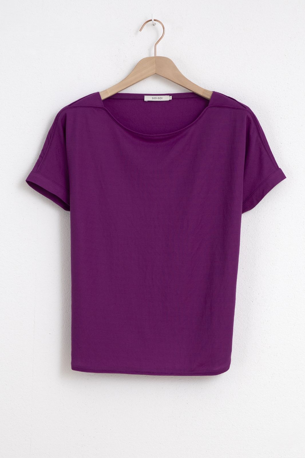 Lilafarbenes T-Shirt