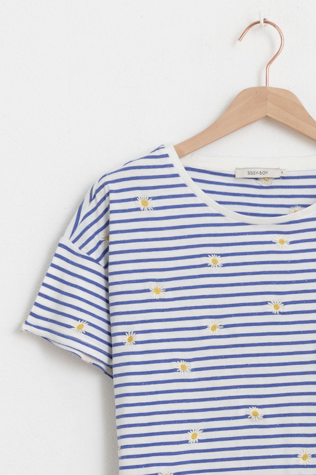 Blau-weiß gestreiftes T-Shirt mit Gänseblümchen