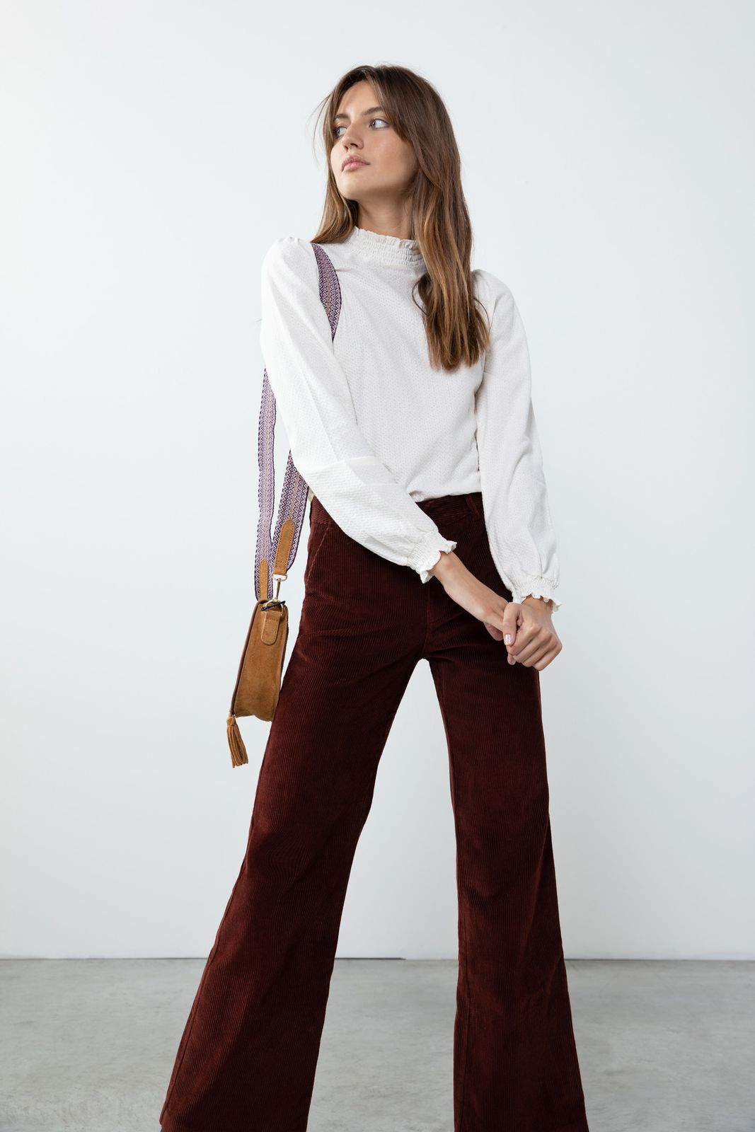 Dunkelrote Cordhose