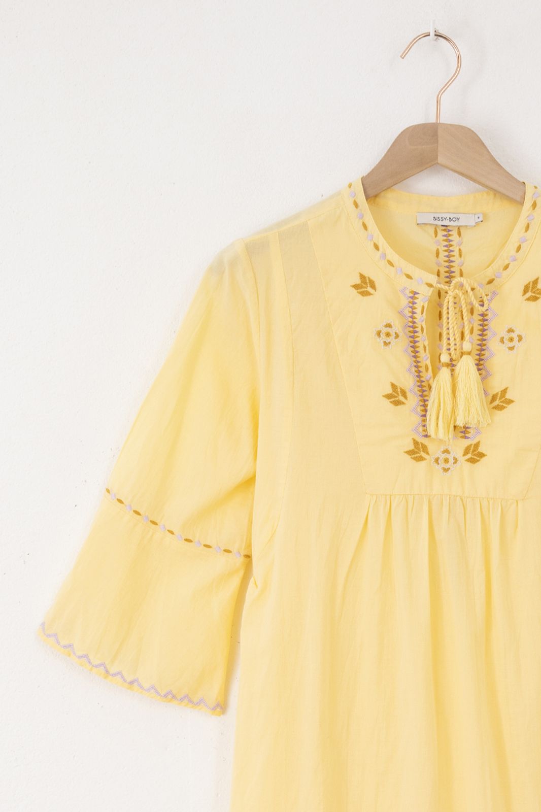 Kleid mit Stickerei - gelb
