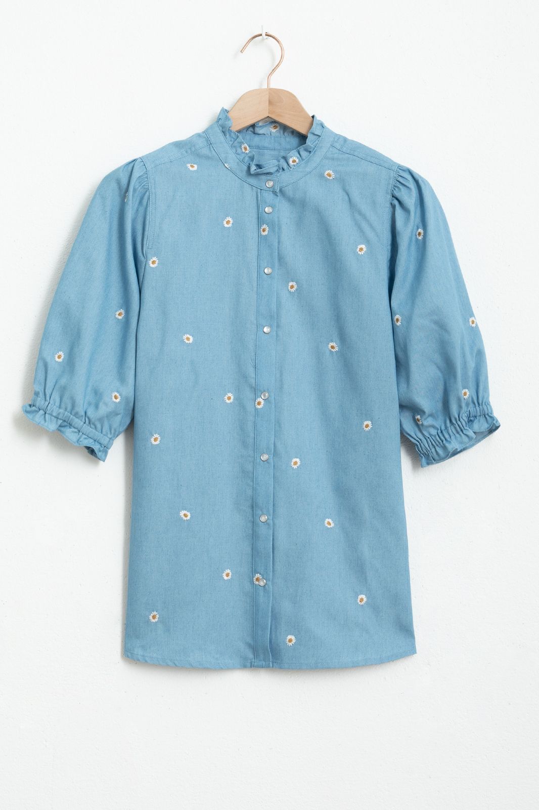 Bluse mit Gänseblümchen-Stickerei - blau
