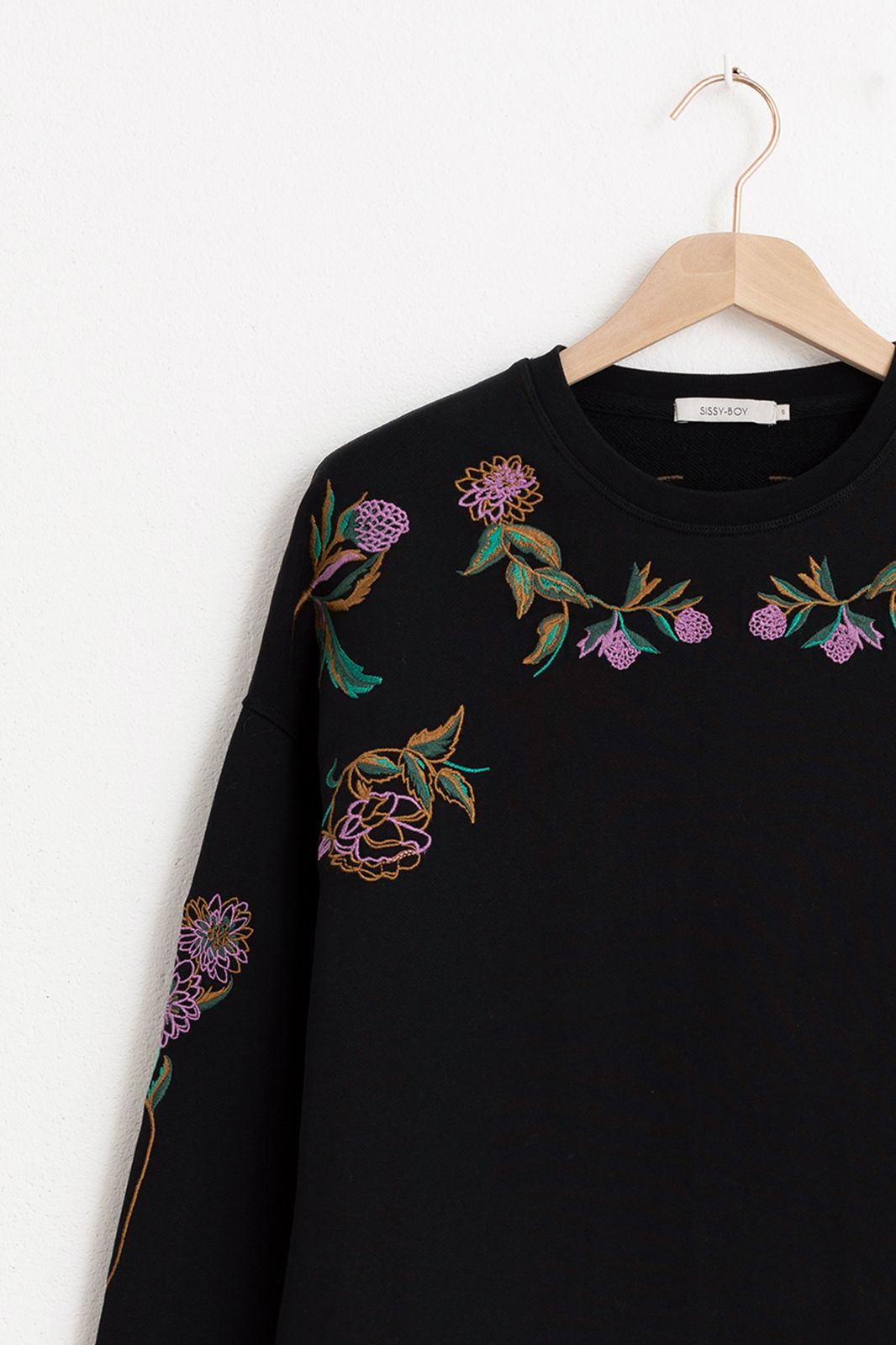 Schwarzer Pullover mit Stickerei