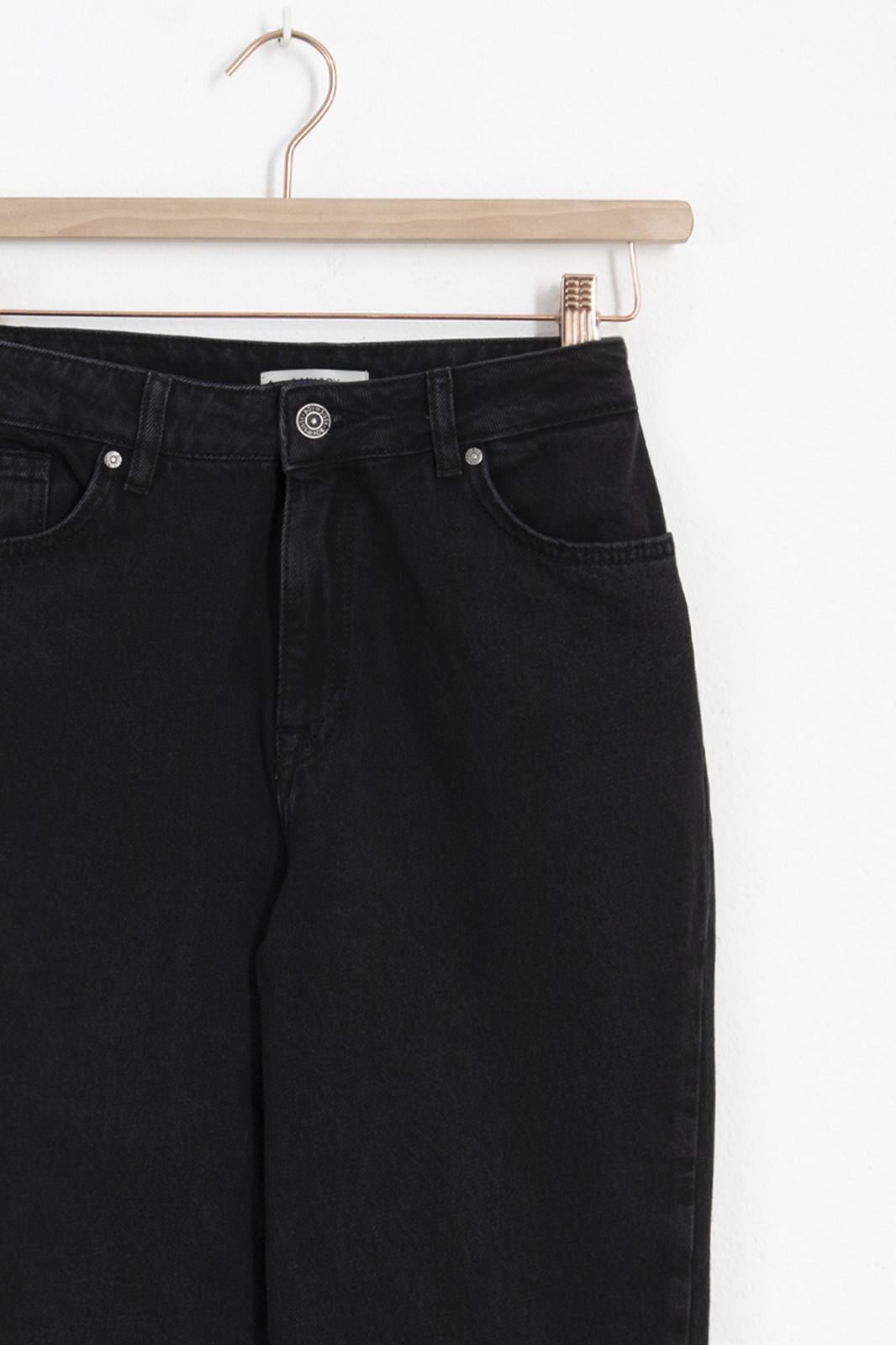 Cropped Jeans mit hoher Taille - schwarz