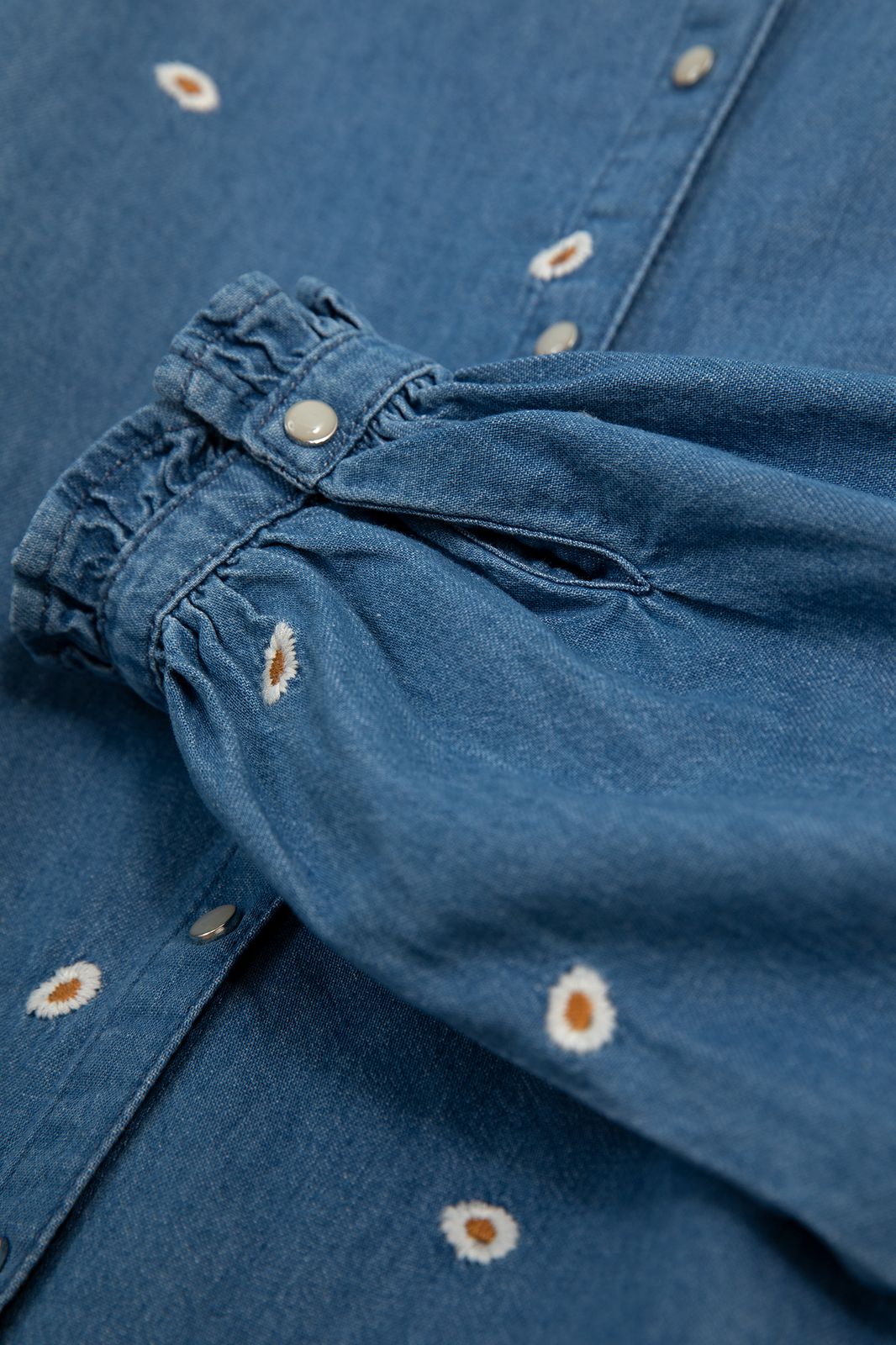 Blouse en jean avec marguerites brodées - bleu