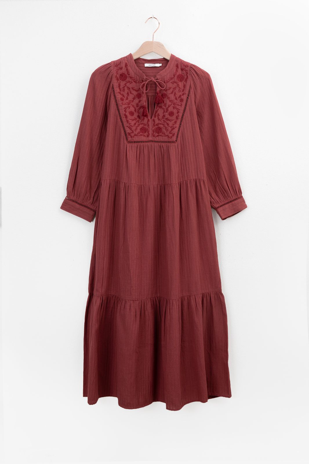 Robe longue avec détails brodés - rose foncé