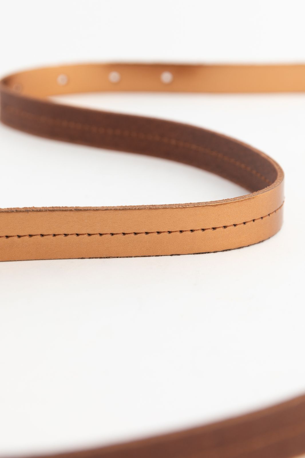 Ceinture en cuir avec boucle dorée - cuivré