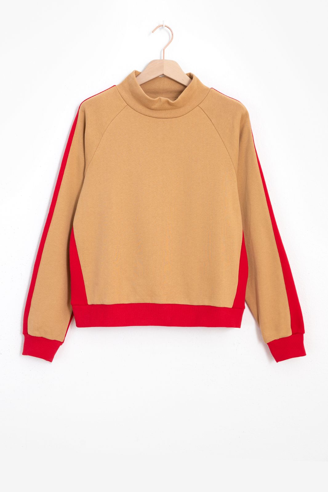 Lichtbruine colorblock sweater