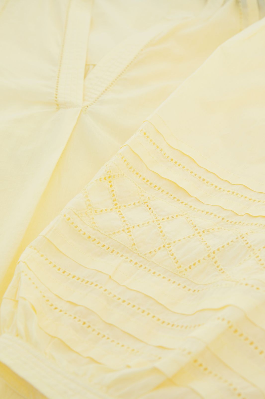 Lichtgele blouse met geborduurde details en driekwart ballonmouwen