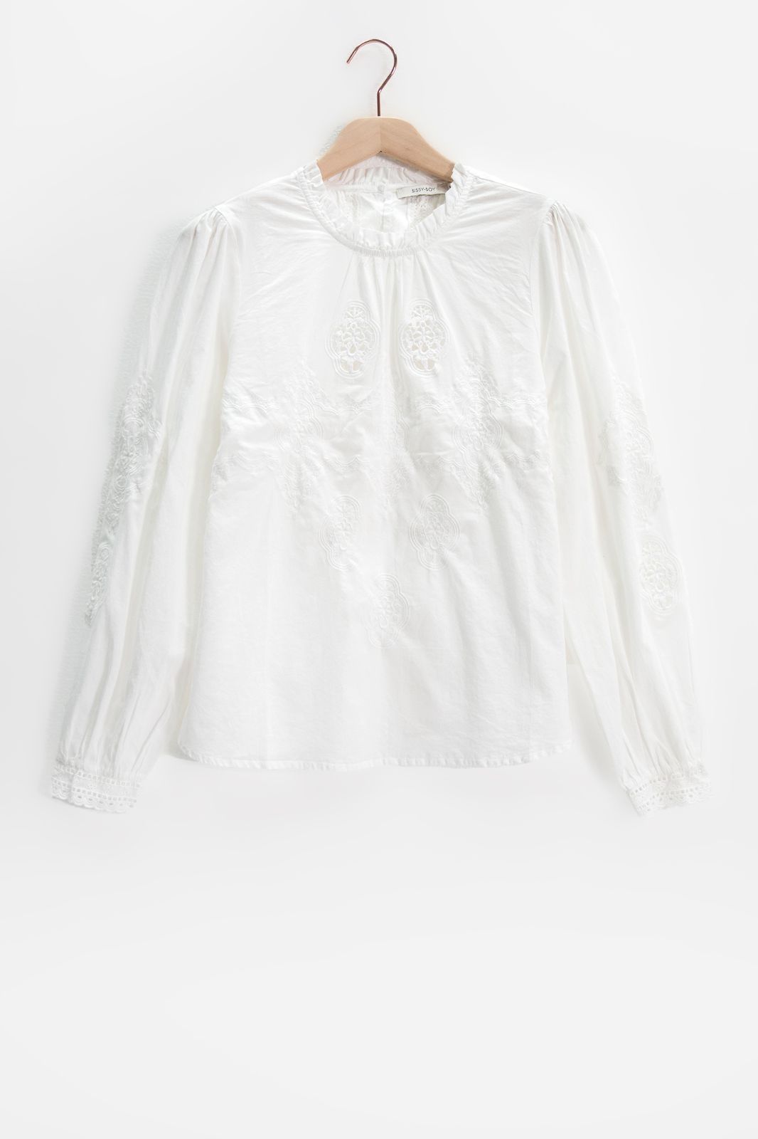 Witte blouse met kanten details