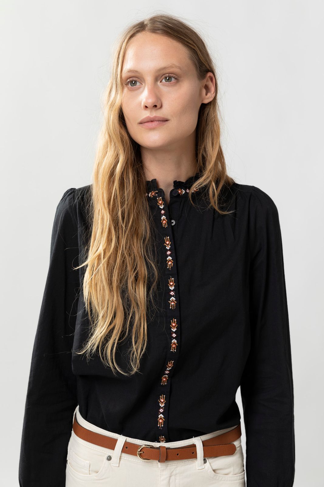 persoon Kameel bubbel Zwarte katoenen blouse met ruffle kraag en embroidery - Dames | Sissy-Boy