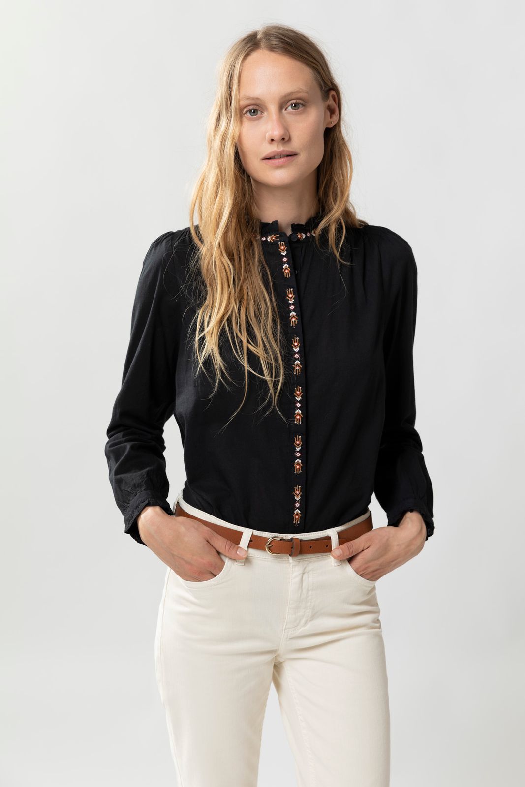 persoon Kameel bubbel Zwarte katoenen blouse met ruffle kraag en embroidery - Dames | Sissy-Boy