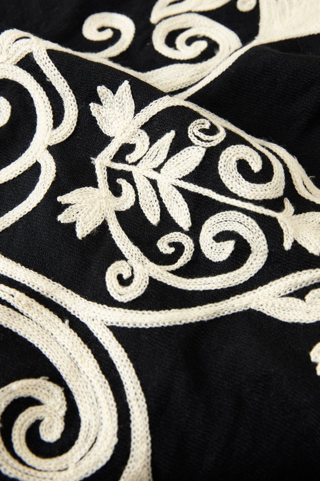 Foulard avec fleurs brodées - noir