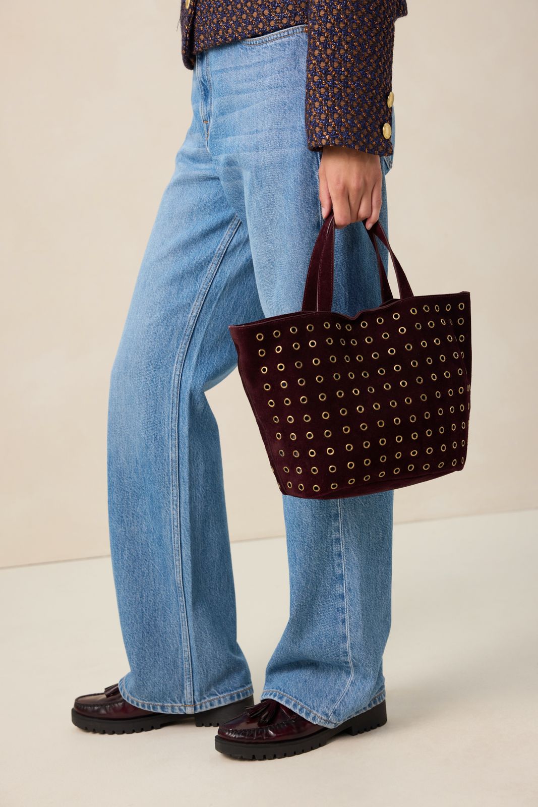 Veloursleder-Tasche mit Nieten - dunkelrot