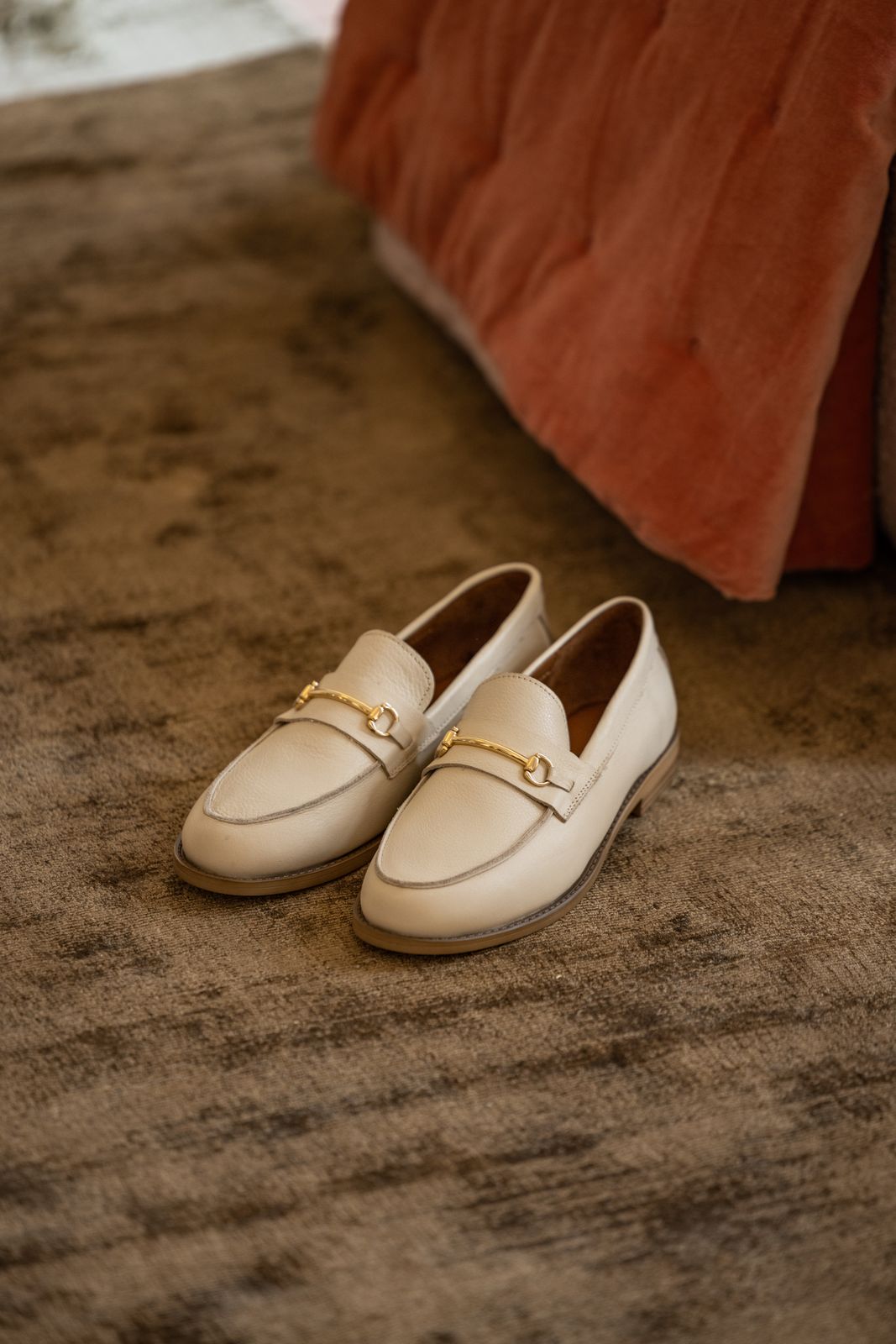 Volwassenheid Jane Austen Rust uit Beige leren loafers met goudkleurige gesp