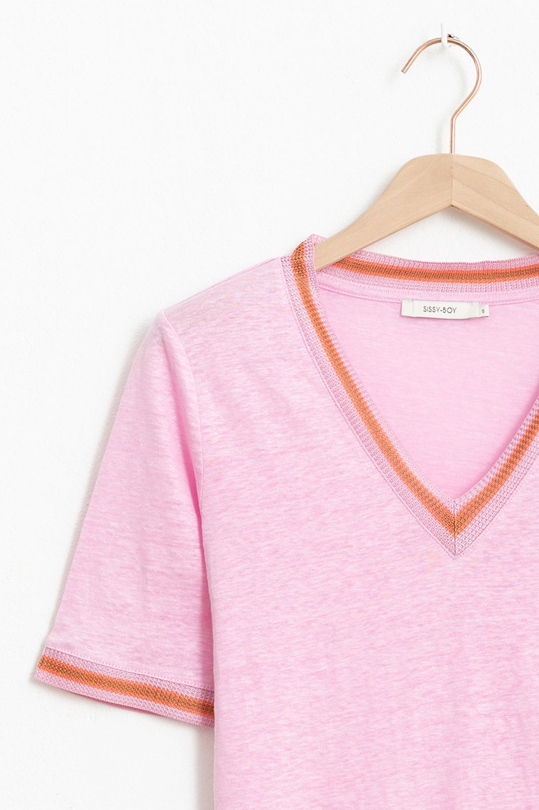 T-Shirt mit V-Ausschnitt und gewobenen Details - rosa