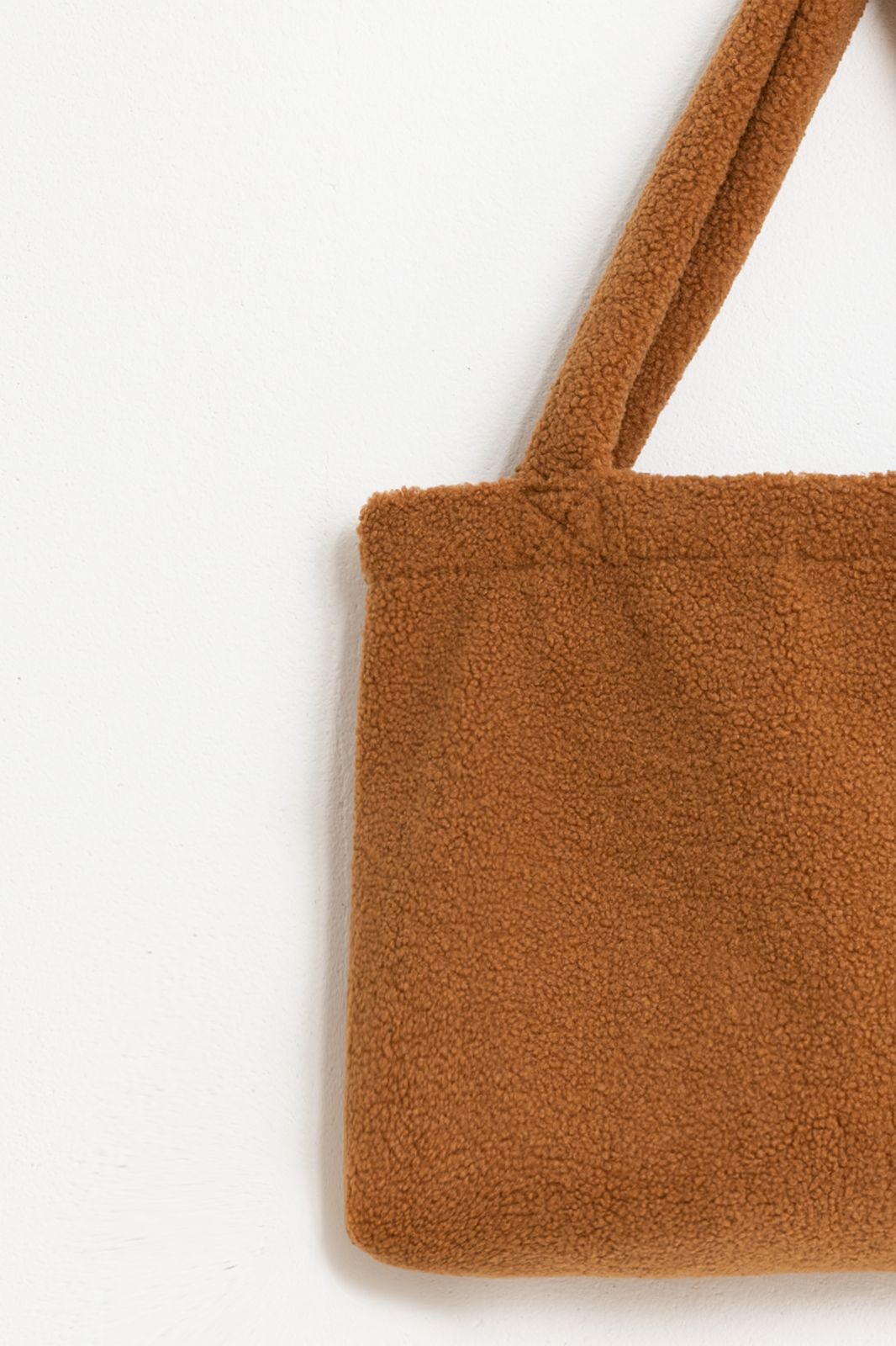Brauner Shopper in Teddy-Optik