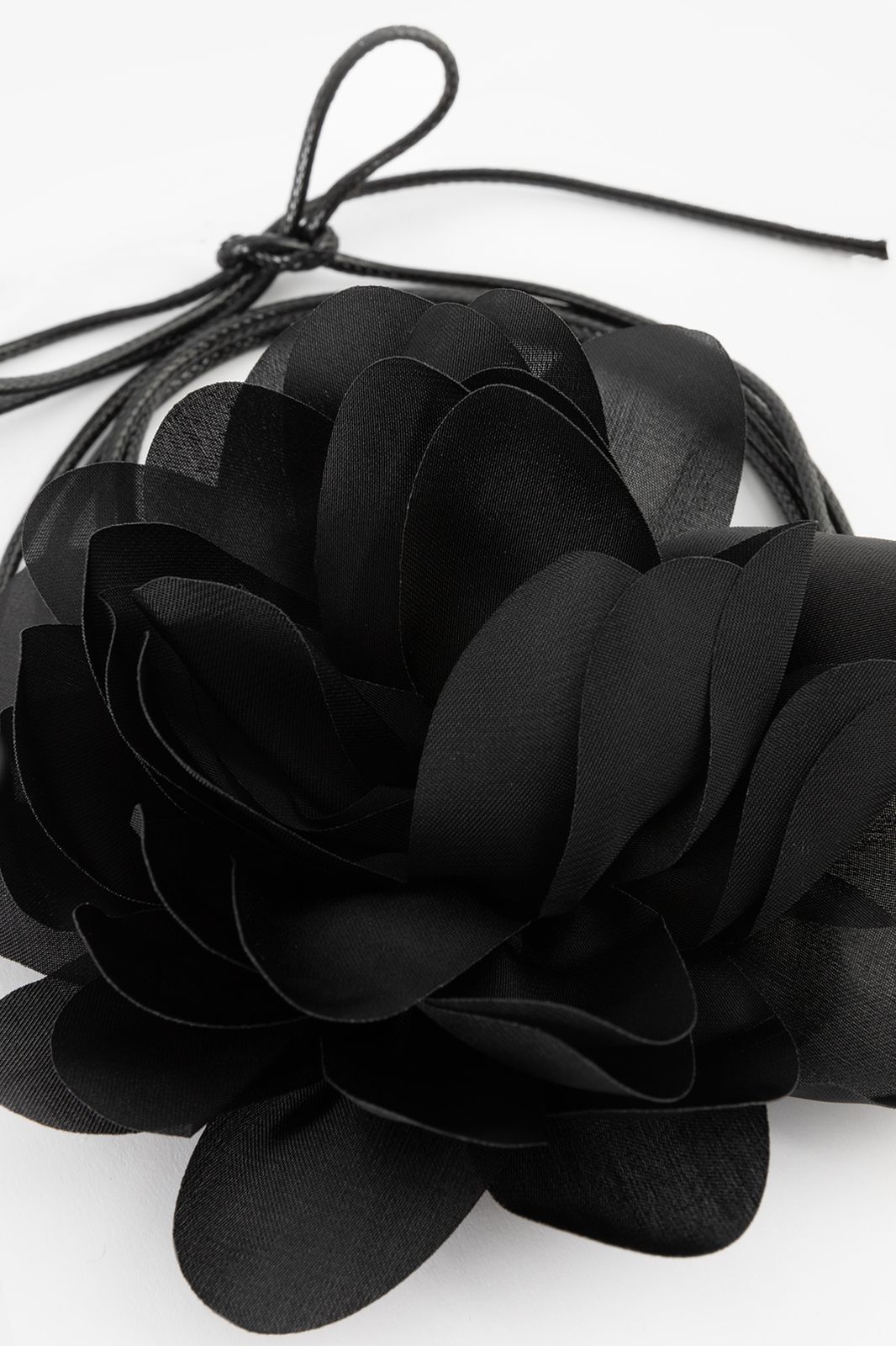 Collier ras du cou avec fleur - noir