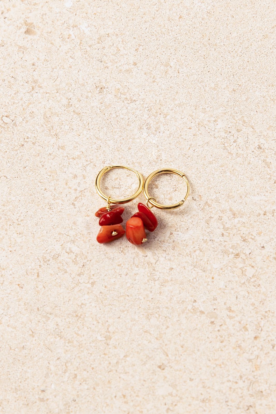 Gold-plated Ohrringe mit asymmetrischen roten Steinen