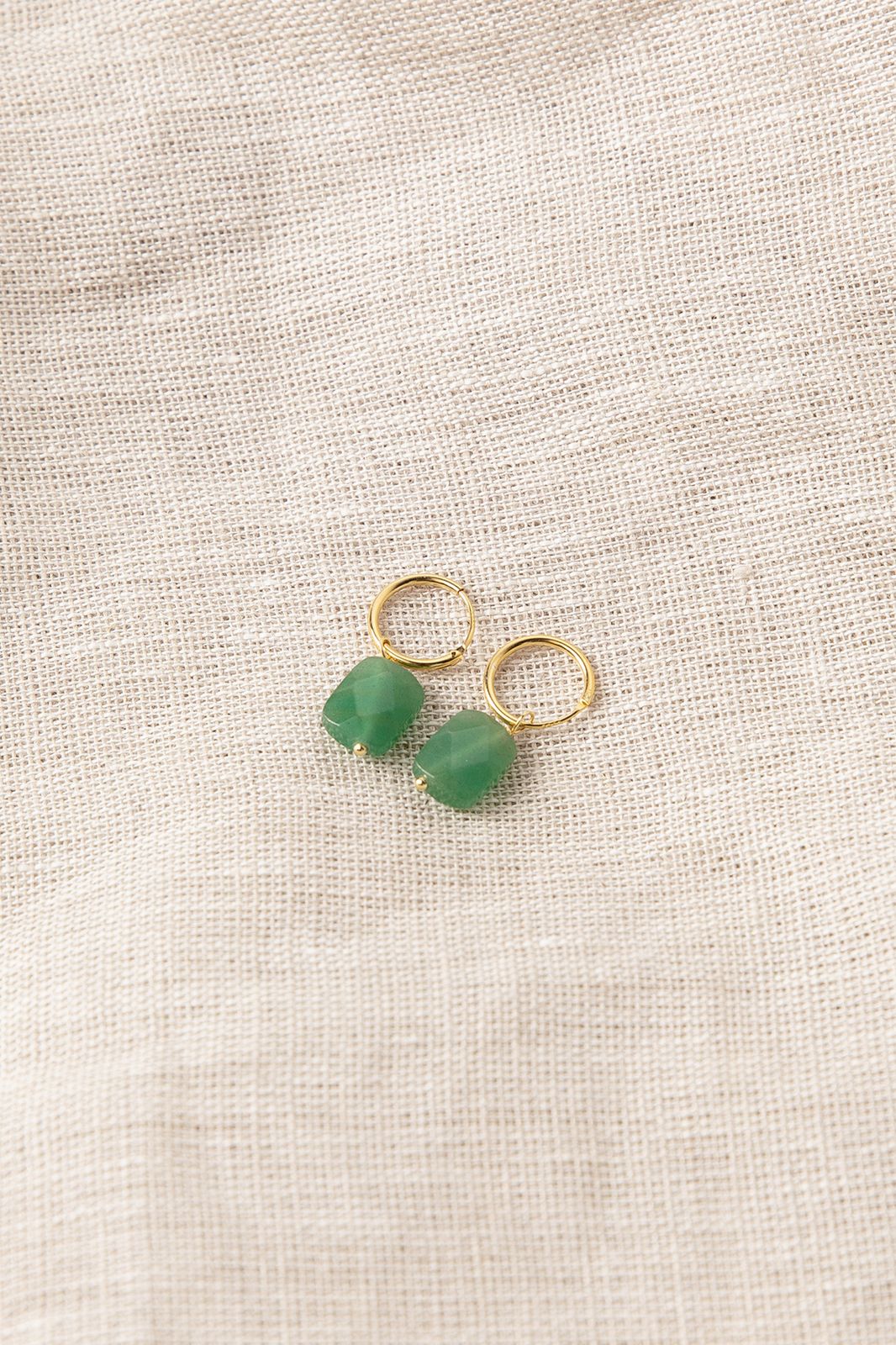 Gold-plated Ohrringe mit grünem Stein