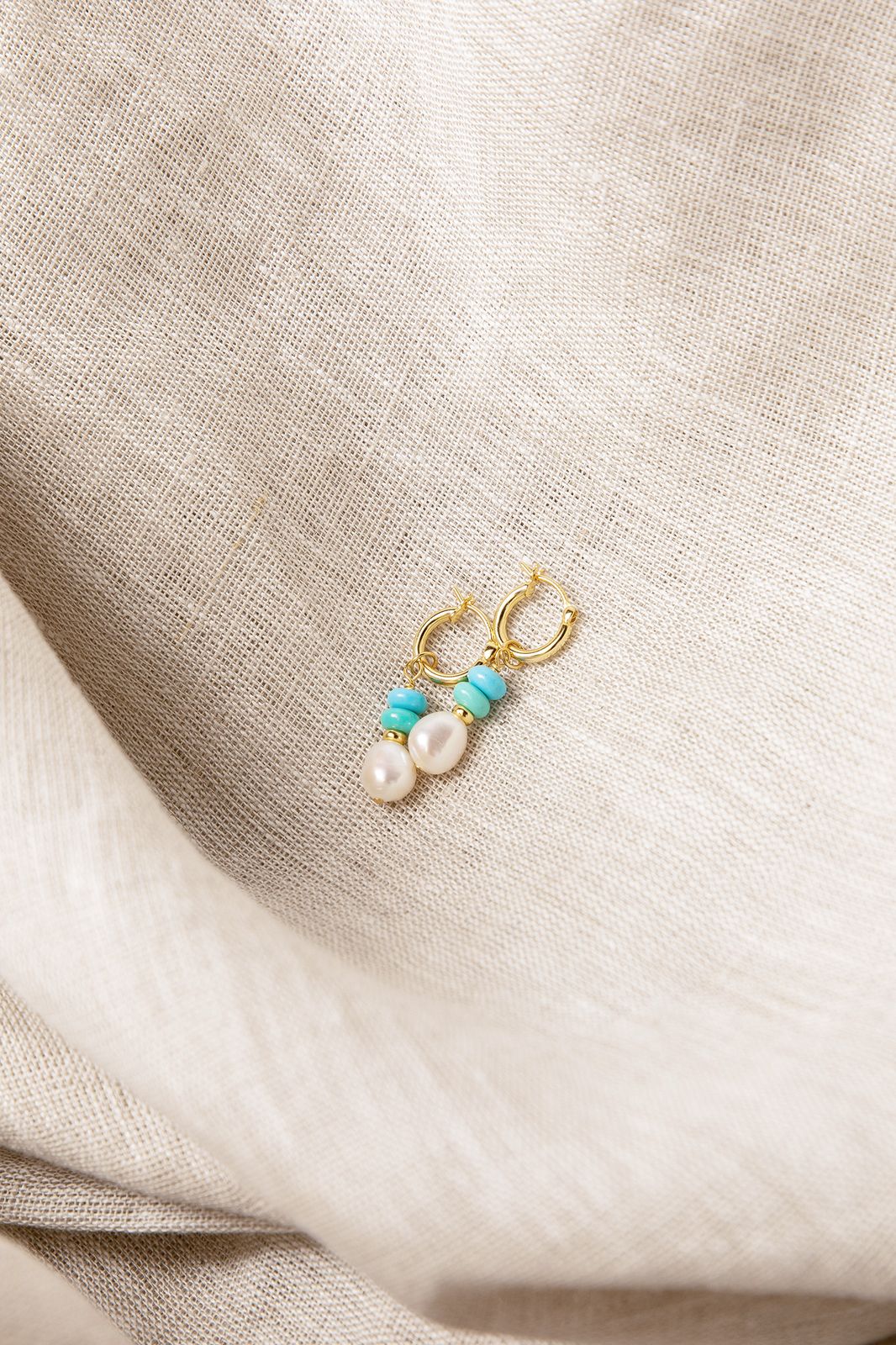 Gold-plated Ohrringe mit blauen Steinen und Perle