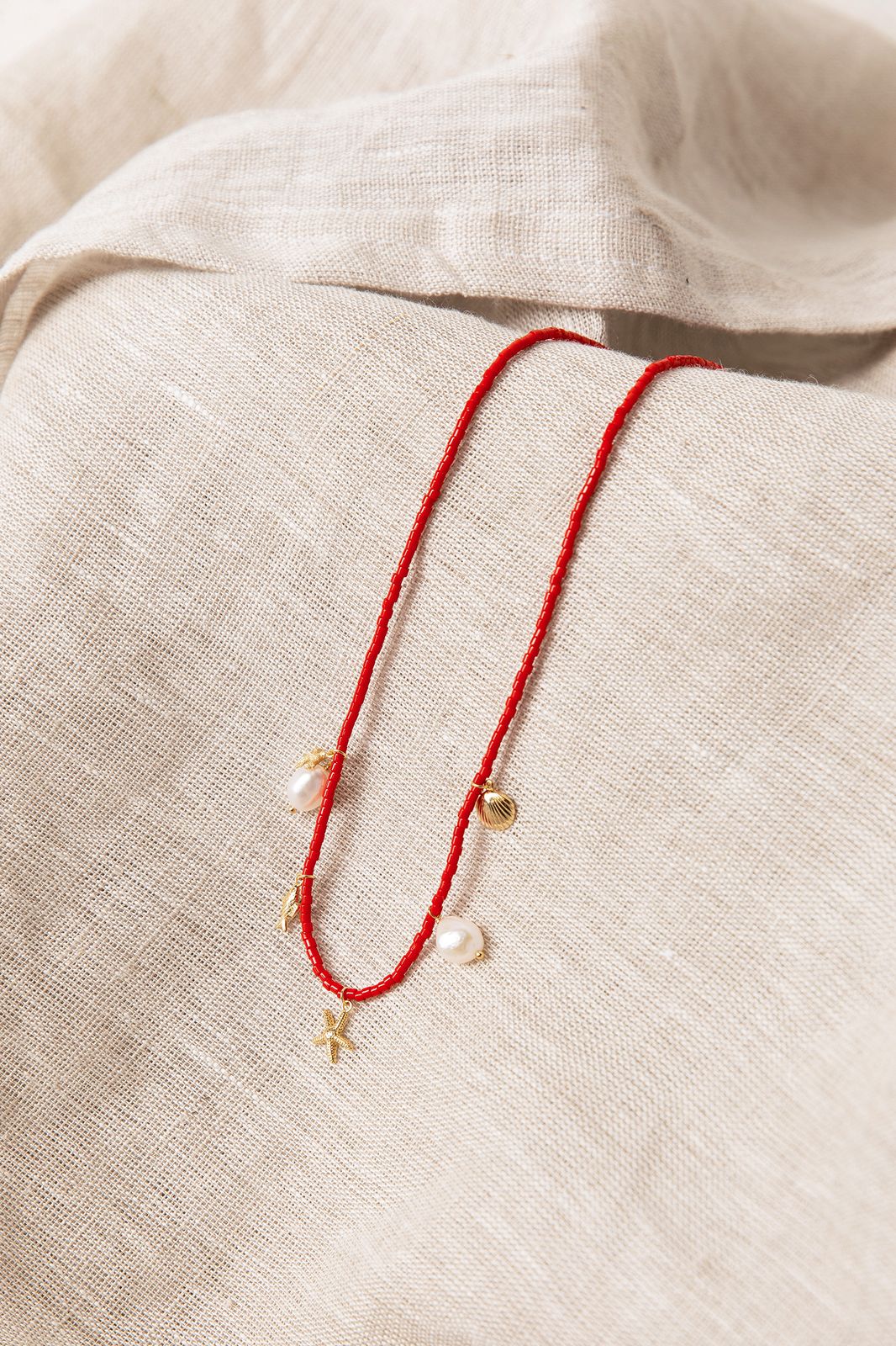 Perlenkette mit Anhängern - rot