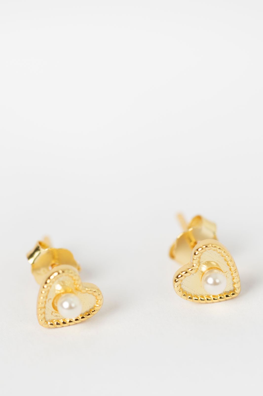 Herzförmige Gold-plated Ohrstecker mit Perle