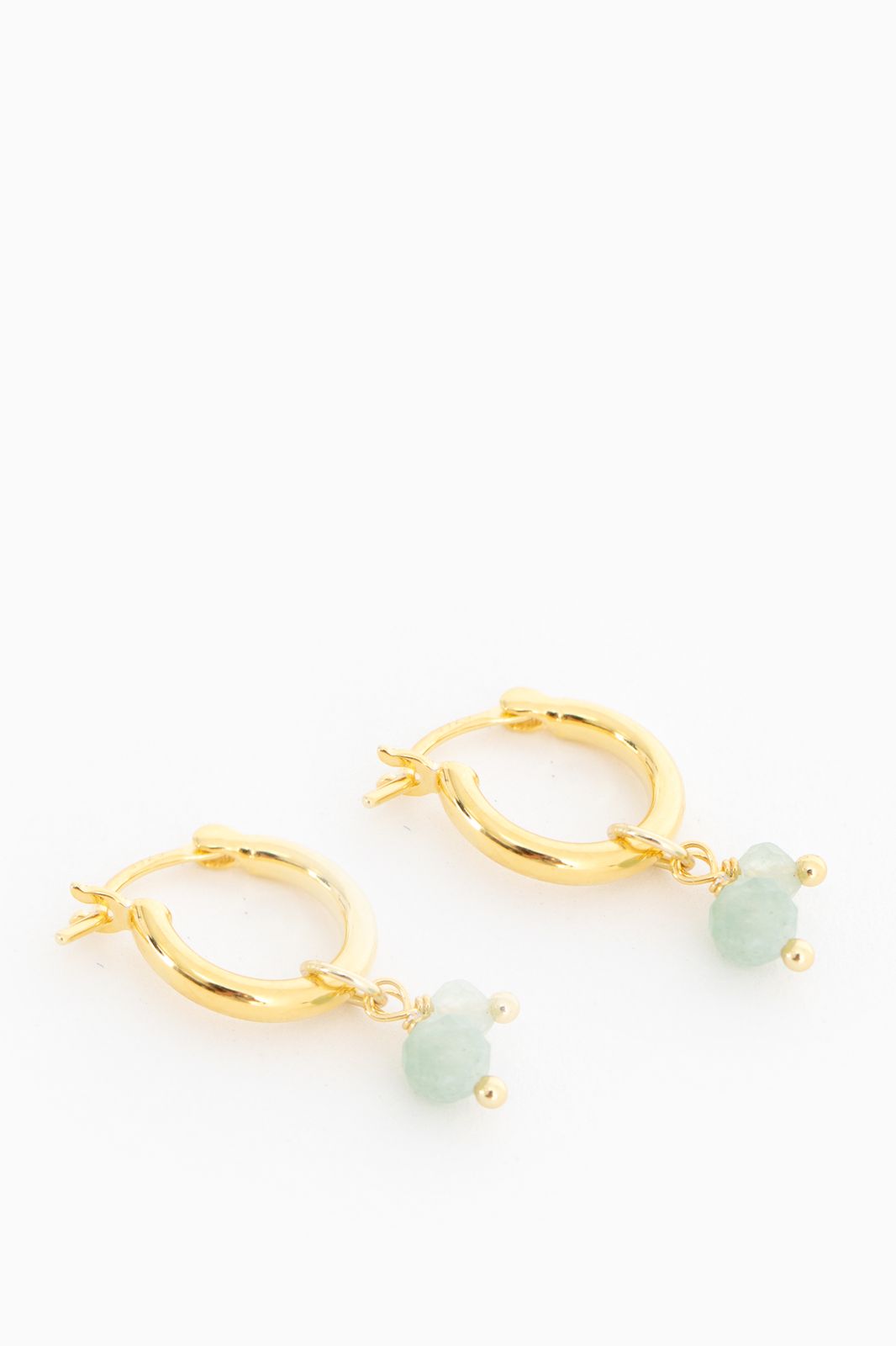 Gold-plated Ohrringe mit grünen Steinchen