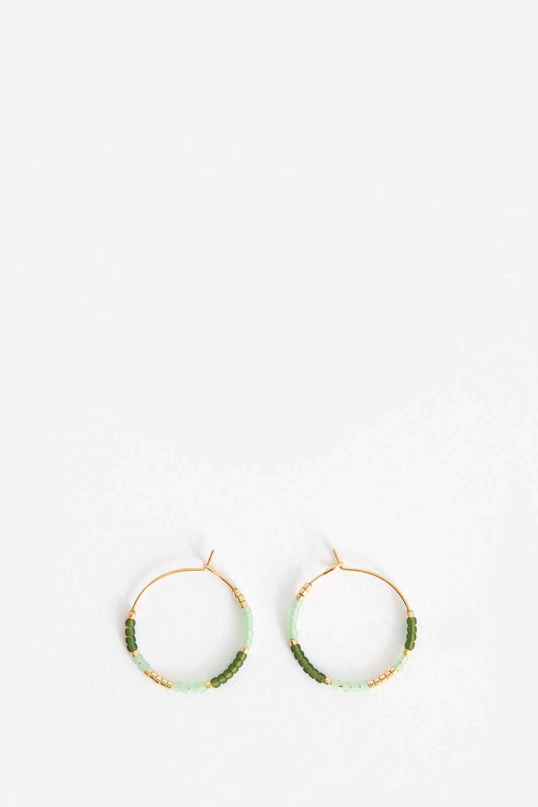 Gold-plated Ohrringe mit grünen Perlen