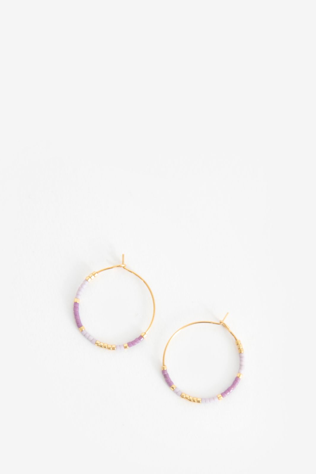 Gold-plated Ohrringe mit lila Perlen