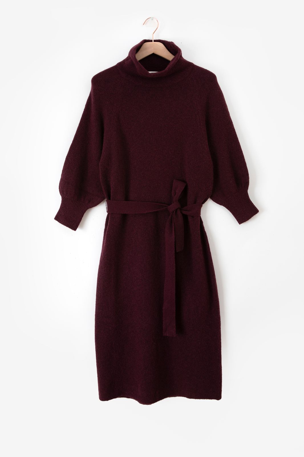 Bordeauxrode gebreide jurk met hoge kraag en driekwart mouwen