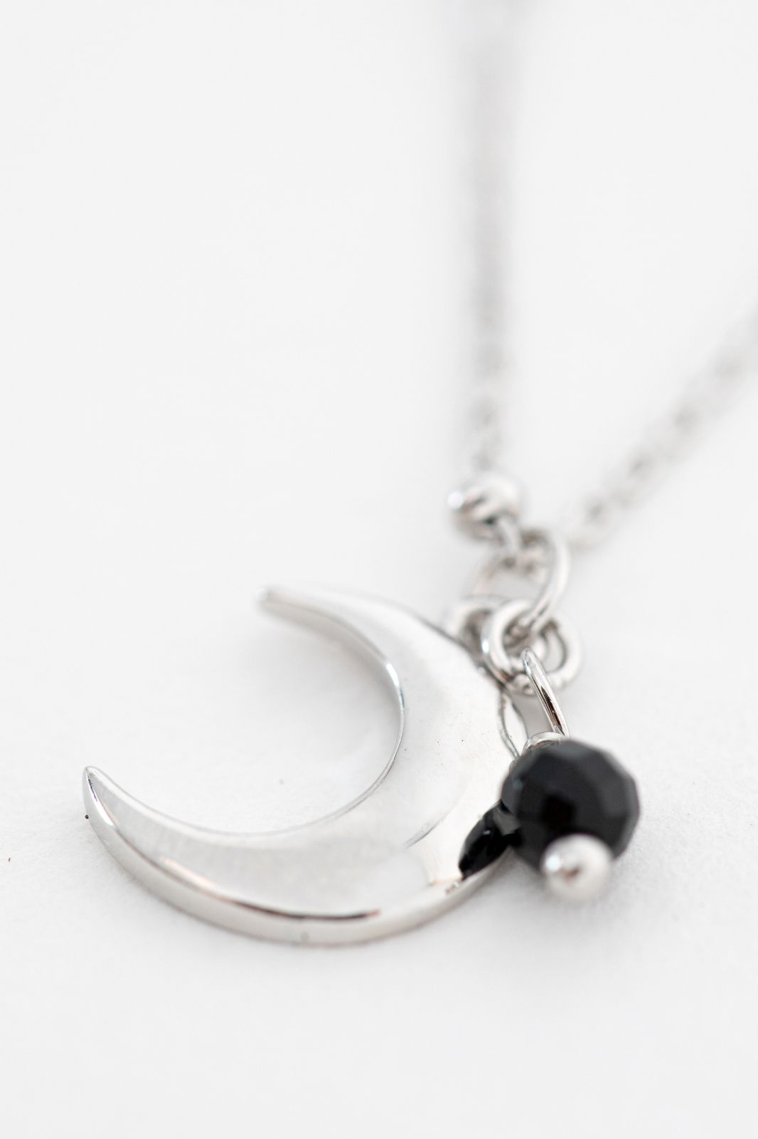 Sterling silver moon ketting met zwart steentje