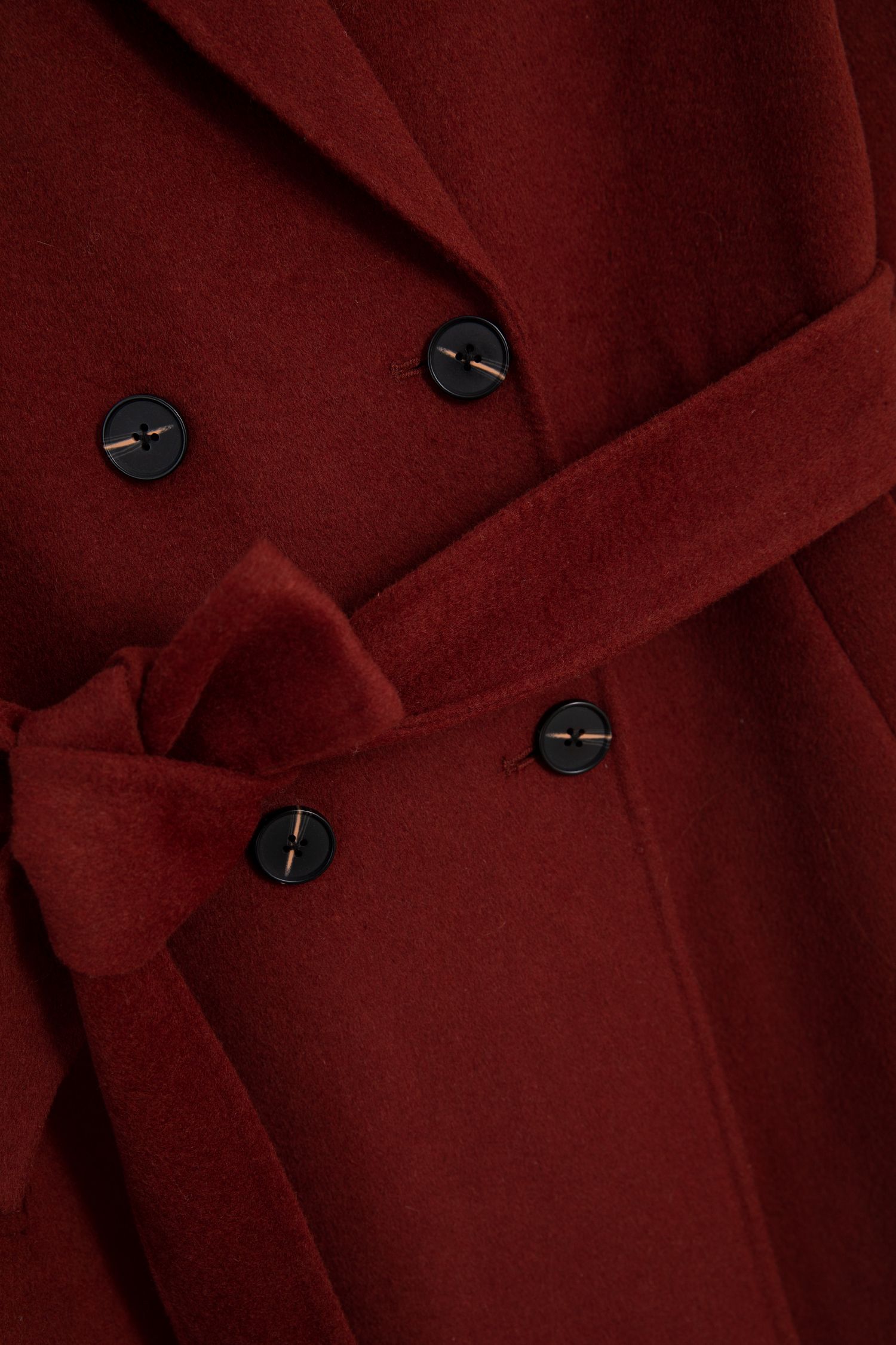 Manteau en laine avec ceinture bordeaux