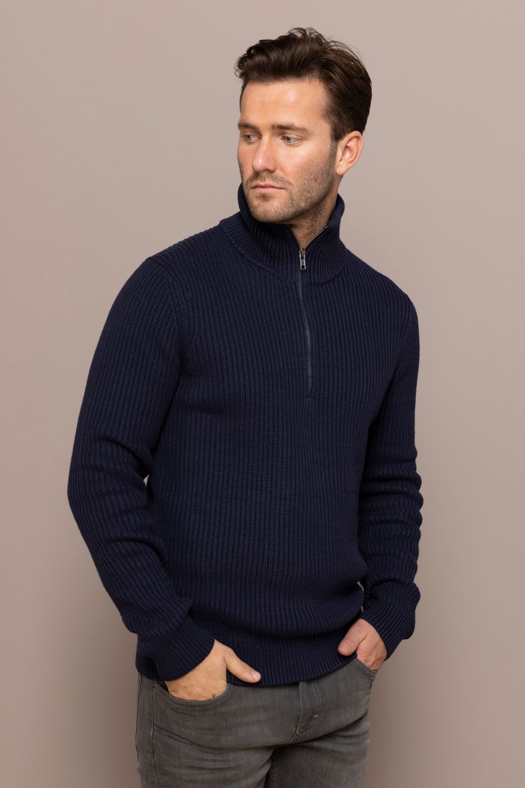 Dunkelblauer Pullover mit Kragen