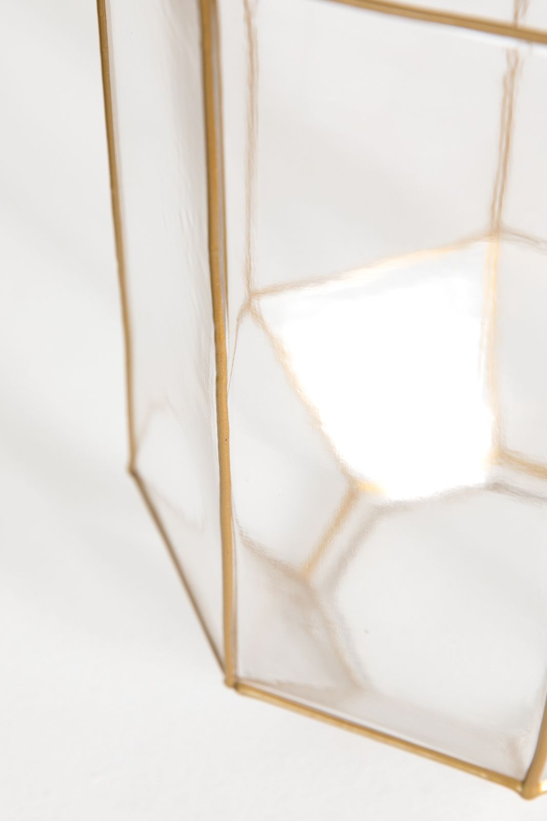 Glazen hanglamp met goudkleurige details