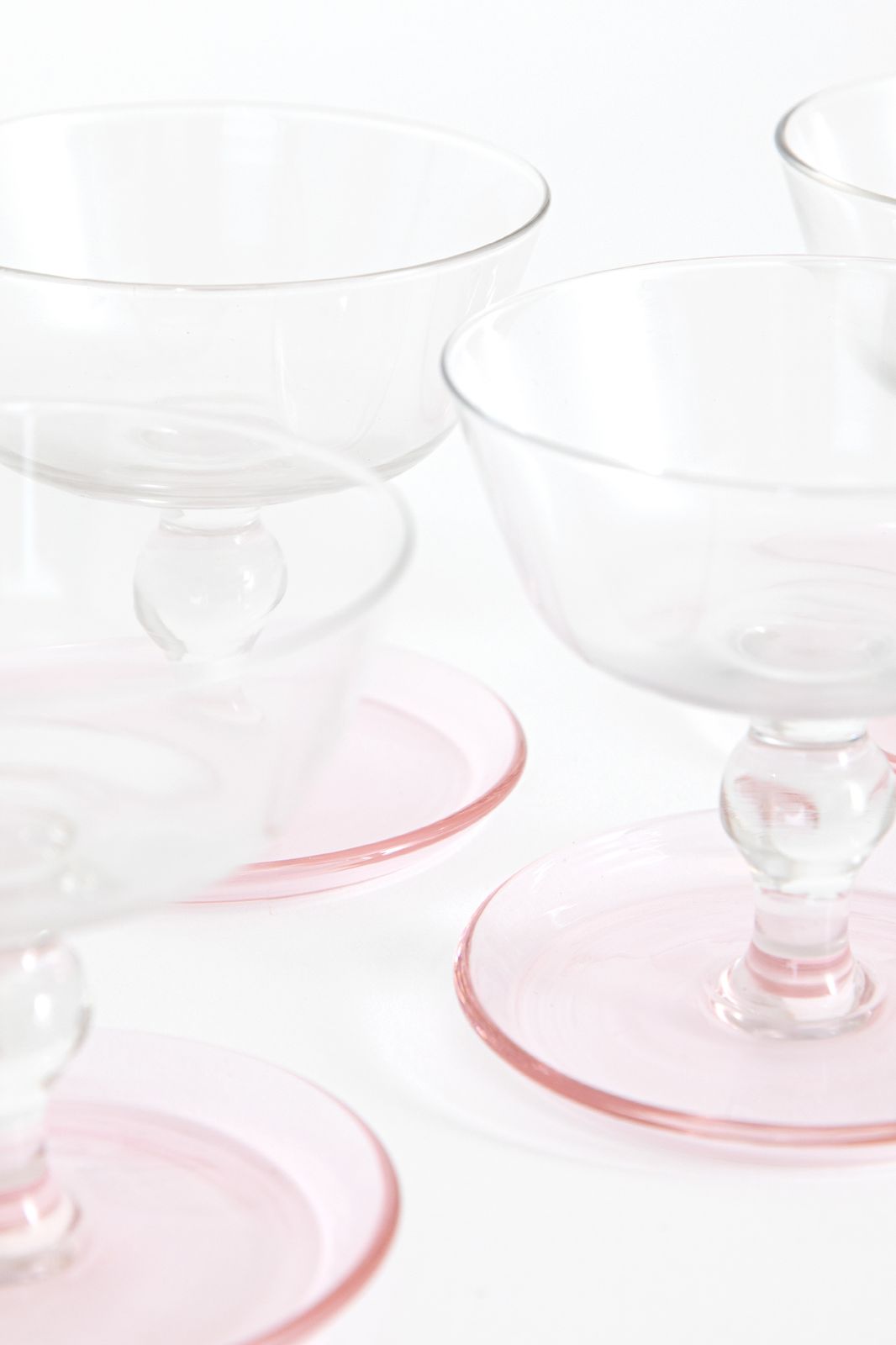 auteur Knorrig Oprichter Roze vintage glazen op schotel