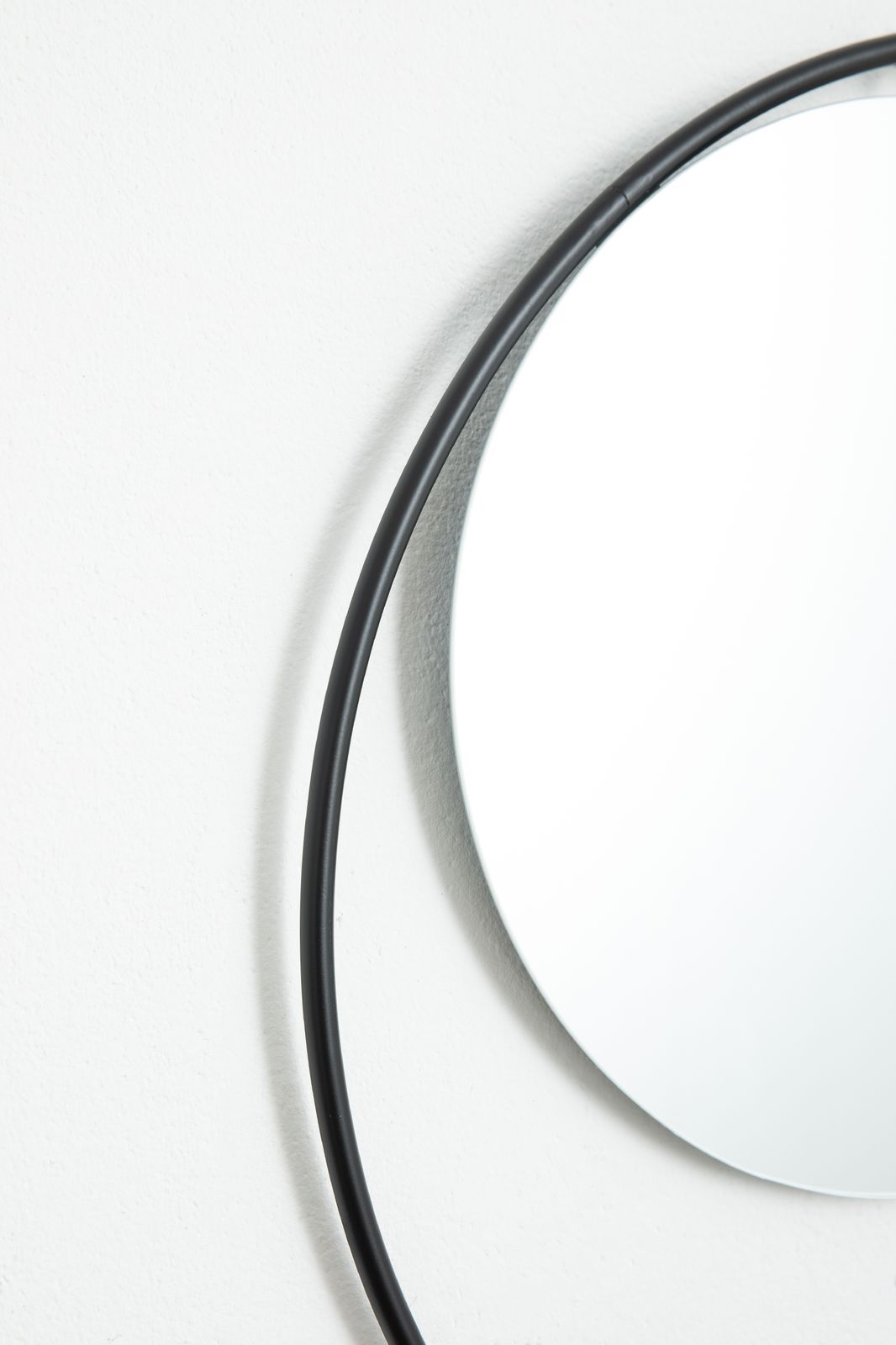 Zwarte ronde spiegel met plankje