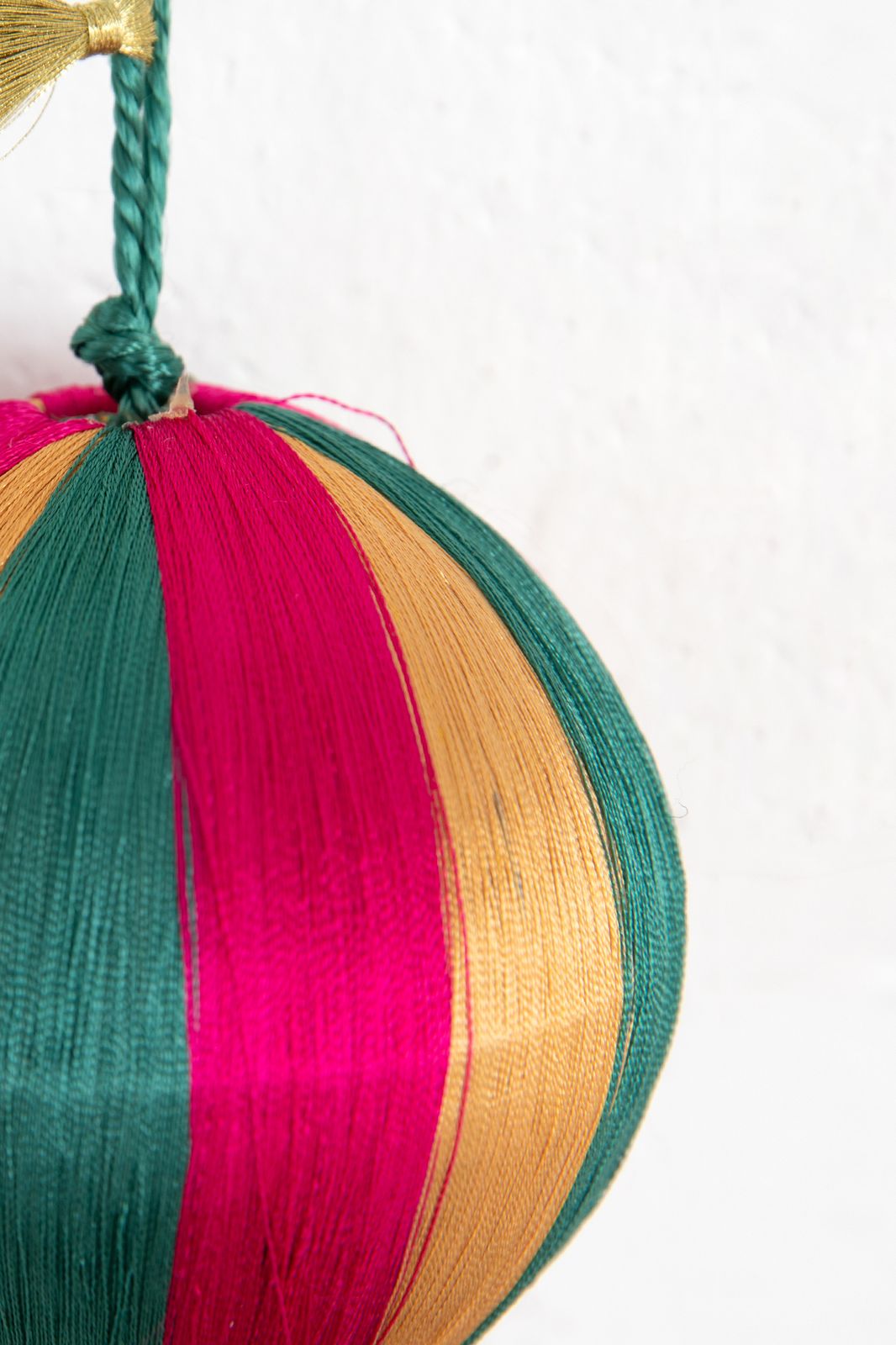 Kerstbal multicolor met touw en kwastje - Homeland | Sissy-Boy