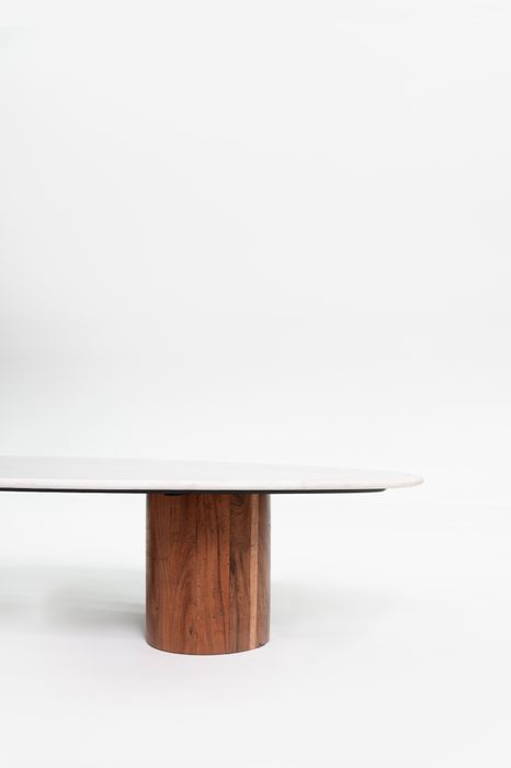 Sissy-Boy Houten koffietafel met marmer blad en asymmetrisch onderstel