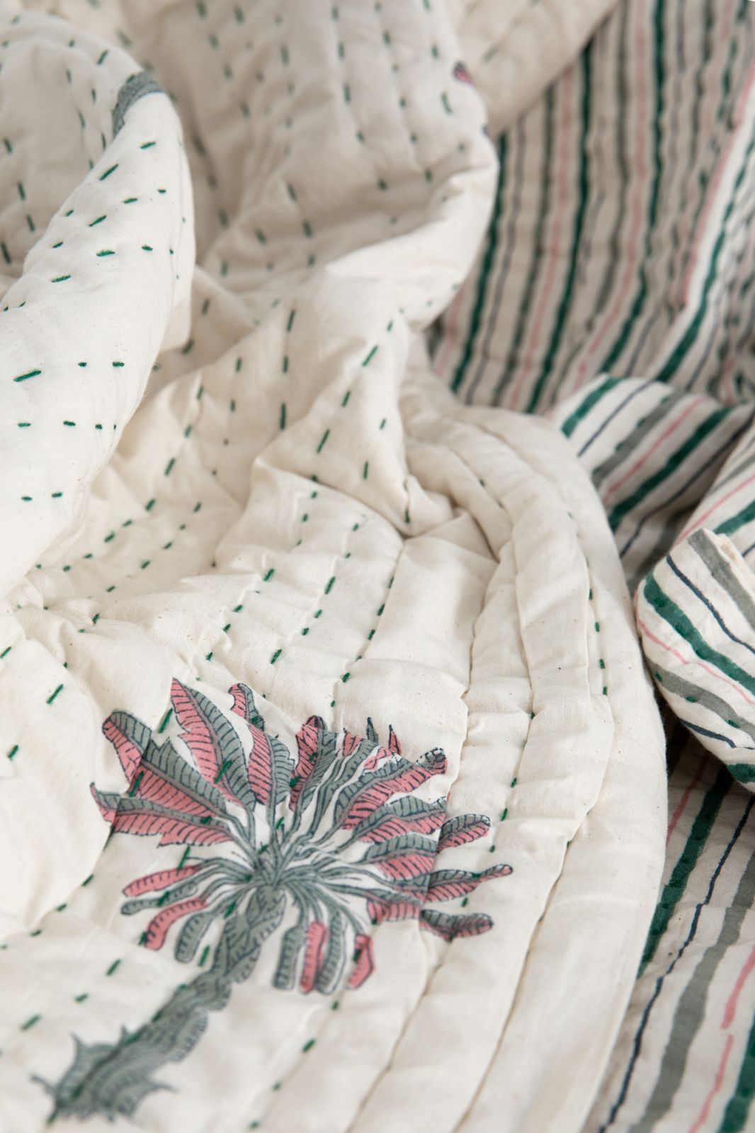 Witte doorgestikte deken met palm print - Homeland | Sissy-Boy