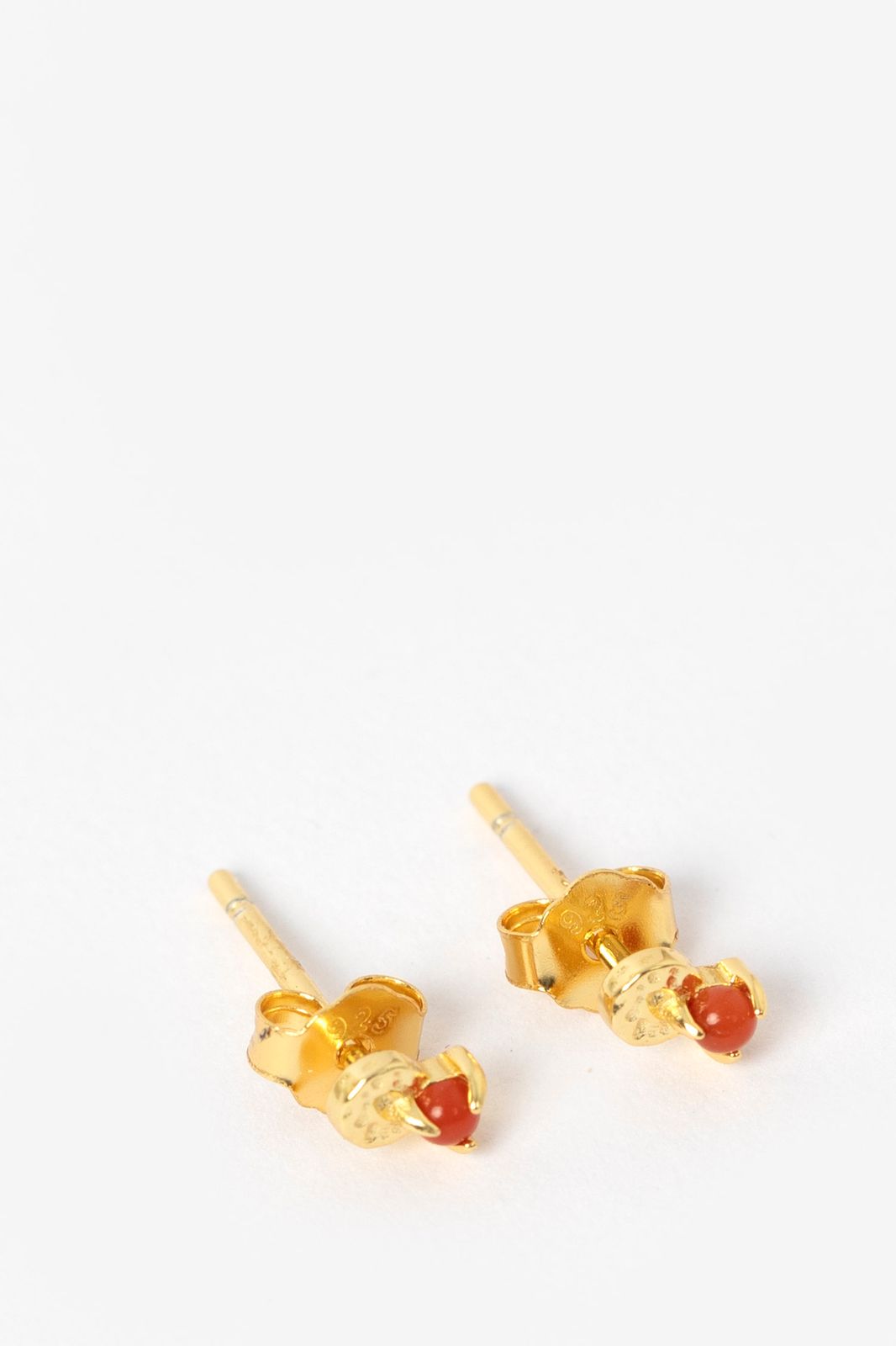Gold plated stud oorbellen met rood steentje