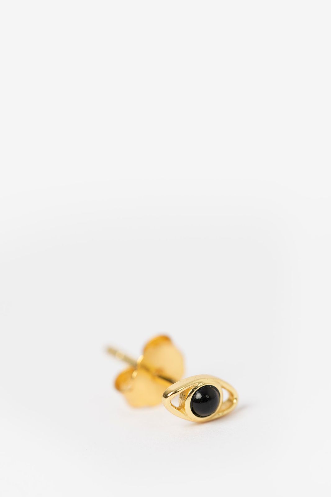 Gold plated stud oorbellen oog met zwart steentje